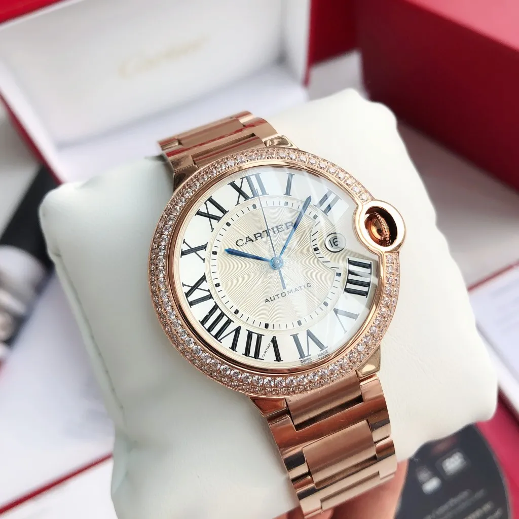 [Customized all-in-one machine] 💰2500 men and 1450 women! Cartier Blue Balloon 33mm, 42mm Couple Matching Blue Balloon [Color] More beautiful combinations are waiting for you to discover [Upon appearance, heavily honed] After many years of long-term development, it has finally become a sharp weapon, the first choice for love, a hot-selling hot model [Color] The 42mm men's model of the Blue Balloon series is equipped with imported 9015 all-in-one machine movement, and the details of the shell appearance are exquisite and beautiful The 33mm women's model is equipped with the original Seiko NH05 movement, which is as thin as 10.8mm, slender and round, and vividly reproduces the essence of the original genuine product. Based on the above-mentioned details, the overall shell shape and appearance lines are beautiful and highly integrated, integrating multiple high-end craftsmanship!