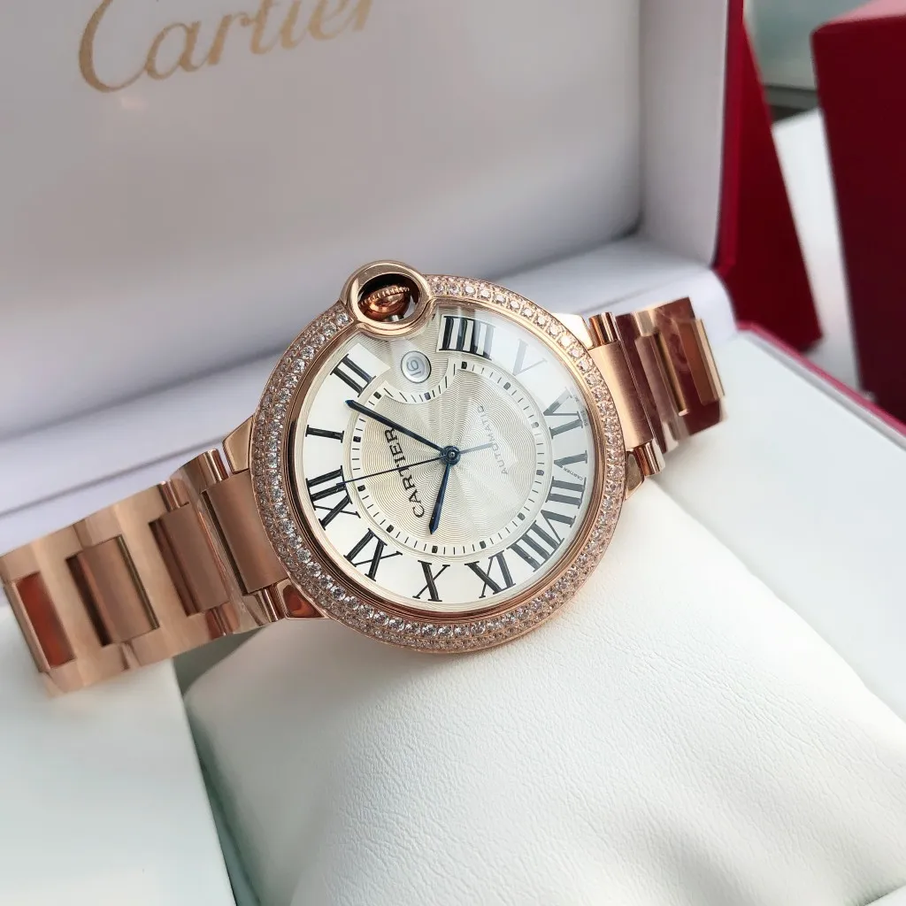 [Customized all-in-one machine] 💰2500 men and 1450 women! Cartier Blue Balloon 33mm, 42mm Couple Matching Blue Balloon [Color] More beautiful combinations are waiting for you to discover [Upon appearance, heavily honed] After many years of long-term development, it has finally become a sharp weapon, the first choice for love, a hot-selling hot model [Color] The 42mm men's model of the Blue Balloon series is equipped with imported 9015 all-in-one machine movement, and the details of the shell appearance are exquisite and beautiful The 33mm women's model is equipped with the original Seiko NH05 movement, which is as thin as 10.8mm, slender and round, and vividly reproduces the essence of the original genuine product. Based on the above-mentioned details, the overall shell shape and appearance lines are beautiful and highly integrated, integrating multiple high-end craftsmanship!