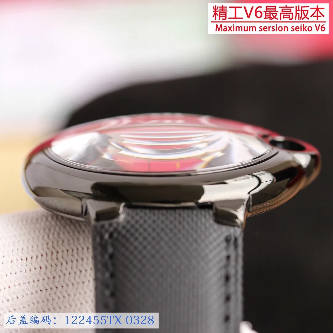 【High-end replica】💰1160! 【Customized all-in-one machine】💰1920! 【Top Replica】💰Private chat! Cartier Blue Balloon series, this series of watches is famous for its delicate style and elegant style in Cartier watchmaking industry. Of course, this watch must have such characteristics. The color of the stainless steel case makes the watch as light as a balloon, and the blue crown seems to have disobediently deviated from the original planned trajectory, like a playful couple. The Roman numerals on the dial look retro and deep, decorated with guilloche patterns and sword-shaped hands. The entire watch gives people a delicate and thoughtful feel. Isn’t this what couples need? Built-in: Japanese Citizen fully automatic machine, water drop (fish-eye bubble) sapphire glass mirror, highly waterproof, burnt steel blue pointer color, head curvature, men's mechanical 42mm, 36mm, 33mm quartz 42mm, 36mm, 33mm, 28mm Seiko V6 version, constantly producing high-quality products