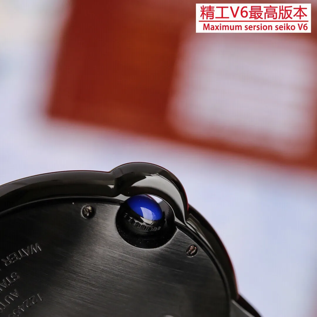【High-end replica】💰1160! 【Customized all-in-one machine】💰1920! 【Top Replica】💰Private chat! Cartier Blue Balloon series, this series of watches is famous for its delicate style and elegant style in Cartier watchmaking industry. Of course, this watch must have such characteristics. The color of the stainless steel case makes the watch as light as a balloon, and the blue crown seems to have disobediently deviated from the original planned trajectory, like a playful couple. The Roman numerals on the dial look retro and deep, decorated with guilloche patterns and sword-shaped hands. The entire watch gives people a delicate and thoughtful feel. Isn’t this what couples need? Built-in: Japanese Citizen fully automatic machine, water drop (fish-eye bubble) sapphire glass mirror, highly waterproof, burnt steel blue pointer color, head curvature, men's mechanical 42mm, 36mm, 33mm quartz 42mm, 36mm, 33mm, 28mm Seiko V6 version, constantly producing high-quality products
