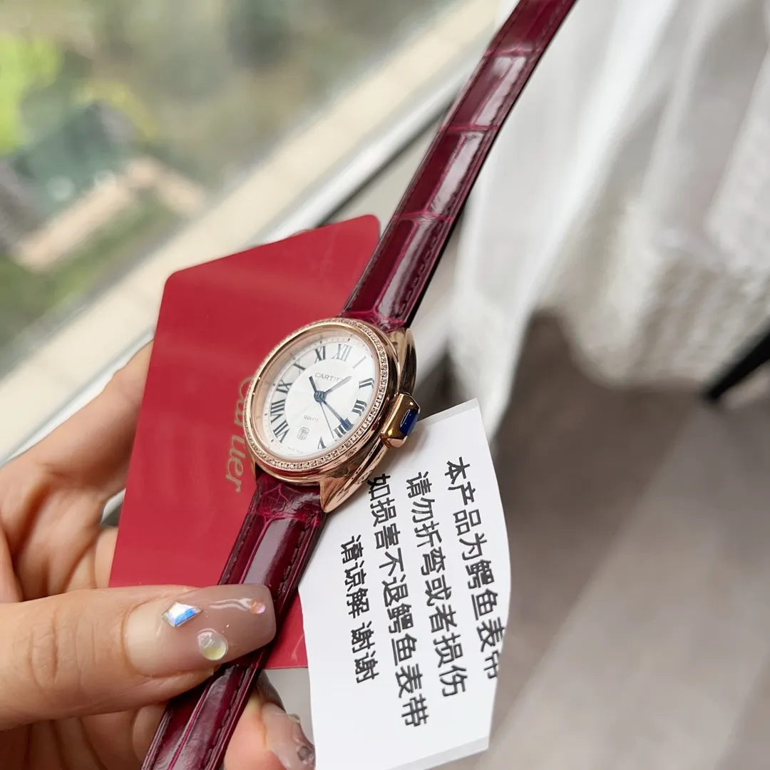 【Top replica】💰1720! Cartier women's watch crocodile leather high quality Kaka🔑key series The small 31mm key watch retains Cartier's classic design: Arabic numerals and sword-shaped blue steel hands. The top of the key-shaped crown is inlaid with a blue stone. The authentic engraved dial has sunburst decoration. The date display window is at 6 o'clock. The watch is equipped with an alligator leather strap, an imported original quartz movement, and a full stainless steel case. The classic design is very recognizable and suitable for any occasion. It is a very cost-effective watch.