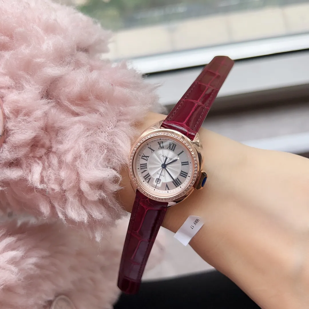 【Top replica】💰1720! Cartier women's watch crocodile leather high quality Kaka🔑key series The small 31mm key watch retains Cartier's classic design: Arabic numerals and sword-shaped blue steel hands. The top of the key-shaped crown is inlaid with a blue stone. The authentic engraved dial has sunburst decoration. The date display window is at 6 o'clock. The watch is equipped with an alligator leather strap, an imported original quartz movement, and a full stainless steel case. The classic design is very recognizable and suitable for any occasion. It is a very cost-effective watch.