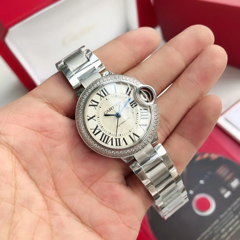 [Customized all-in-one machine]💰2360 men and 1380 women! Cartier Blue Balloon 33mm, 42mm Couple Matching Blue Balloon [Color] More beautiful combinations are waiting for you to discover [Upon appearance, heavily honed] After many years of long-term development, it has finally become a sharp weapon, the first choice for love, a hot-selling hot model [Color] The 42mm men's model of the Blue Balloon series is equipped with imported 9015 all-in-one machine movement, and the details of the shell appearance are exquisite and beautiful The 33mm women's model is equipped with the original Seiko NH05 movement, which is as thin as 10.8mm, slender and round, and vividly reproduces the essence of the original genuine product. Based on the above-mentioned details, the overall shell shape and appearance lines are beautiful and highly integrated, integrating multiple high-end craftsmanship!