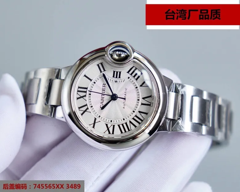 【Top replica】💰1920! Taiwan factory Blue Balloon V12 version, 33, 36 Japan machine, (look for the bottom cover code 745565xx3489), this series of watches is famous for its delicate style and elegant style in the Cartier watchmaking industry. Of course, this watch must have such characteristics. The color of the stainless steel case makes the watch as light as a balloon, and the blue crown seems to have disobediently deviated from the original planned trajectory, like a playful couple. The Roman numerals on the dial look retro and deep, decorated with guilloche patterns and sword-shaped hands. The entire watch gives people a delicate and considerate feel. Isn’t this what couples need? Built-in: Japan's Citizen fully automatic machine, also with Swiss quartz, water drop (fish eye bubble) sapphire glass mirror, highly waterproof, burnt steel blue pointer color, curvature shape of the crown