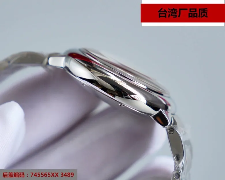 【Top replica】💰1920! Taiwan factory Blue Balloon V12 version, 33, 36 Japan machine, (look for the bottom cover code 745565xx3489), this series of watches is famous for its delicate style and elegant style in the Cartier watchmaking industry. Of course, this watch must have such characteristics. The color of the stainless steel case makes the watch as light as a balloon, and the blue crown seems to have disobediently deviated from the original planned trajectory, like a playful couple. The Roman numerals on the dial look retro and deep, decorated with guilloche patterns and sword-shaped hands. The entire watch gives people a delicate and considerate feel. Isn’t this what couples need? Built-in: Japan's Citizen fully automatic machine, also with Swiss quartz, water drop (fish eye bubble) sapphire glass mirror, highly waterproof, burnt steel blue pointer color, curvature shape of the crown