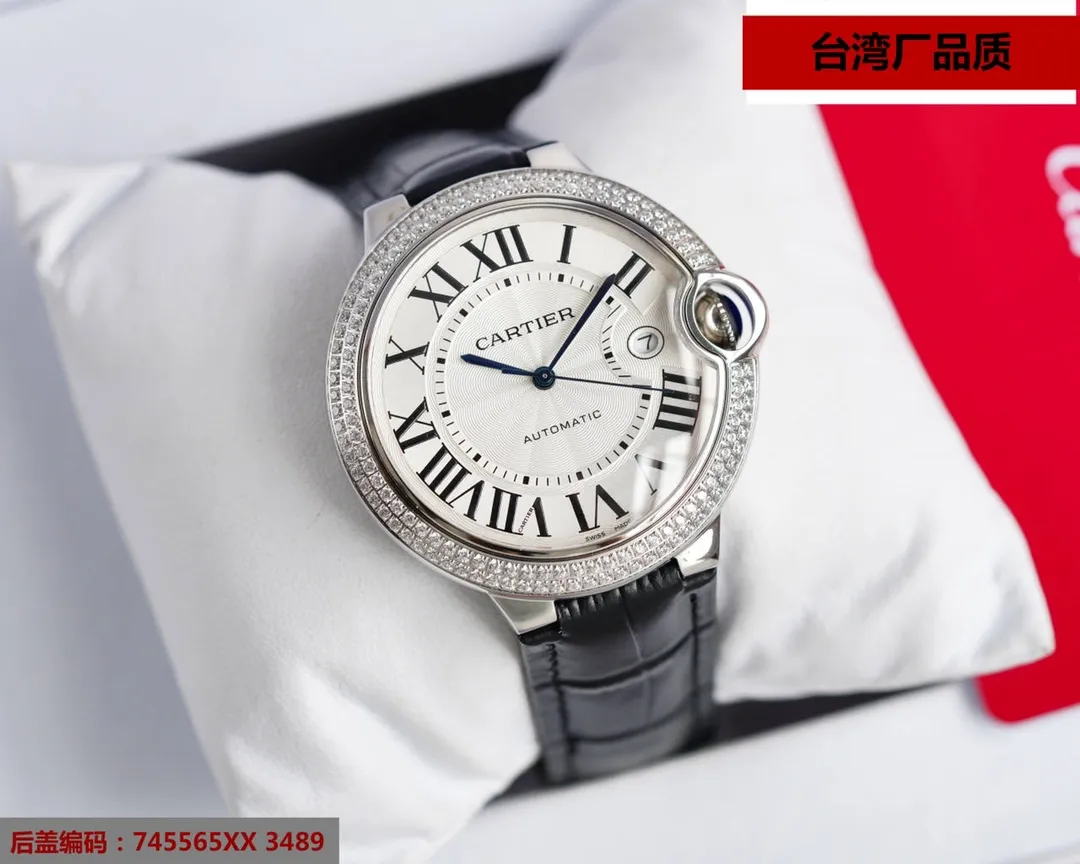 【High-end replica】💰1720! 【Top Replica】💰2560! Taiwan factory blue balloon V12 version, 42 size Swiss 2836 machine, (look for the bottom cover code 745565xx3489), this series of watches is famous for its delicate style and elegant style in the Cartier watchmaking industry. Of course, this watch must have such characteristics. The color of the stainless steel case makes the watch as light as a balloon, and the blue crown seems to have disobediently deviated from the original planned trajectory, like a playful couple. The Roman numerals on the dial look retro and deep, decorated with guilloche patterns and sword-shaped hands. The entire watch gives people a delicate and considerate feel. Isn’t this what couples need? Built-in: Japan's Citizen fully automatic machine, also with Swiss quartz, water drop (fish eye bubble) sapphire glass mirror, highly waterproof, burnt steel blue pointer color, curvature shape of the crown
