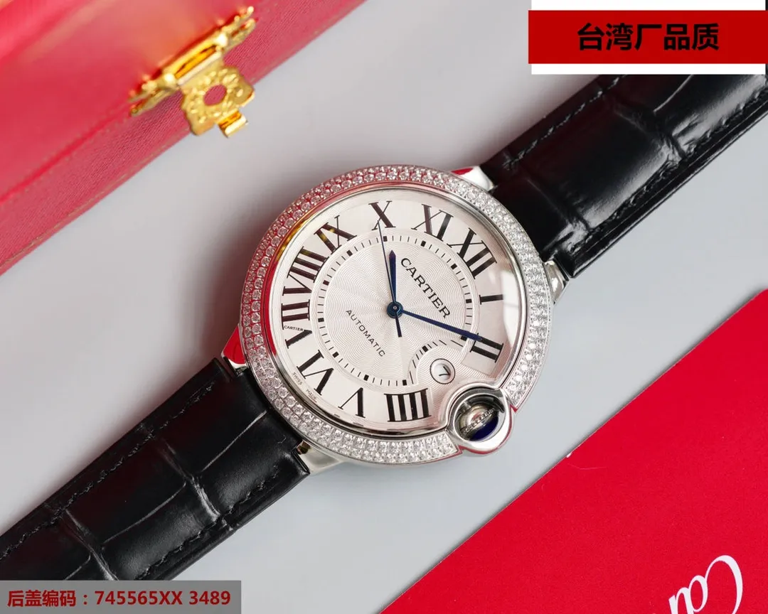 【High-end replica】💰1720! 【Top Replica】💰2560! Taiwan factory blue balloon V12 version, 42 size Swiss 2836 machine, (look for the bottom cover code 745565xx3489), this series of watches is famous for its delicate style and elegant style in the Cartier watchmaking industry. Of course, this watch must have such characteristics. The color of the stainless steel case makes the watch as light as a balloon, and the blue crown seems to have disobediently deviated from the original planned trajectory, like a playful couple. The Roman numerals on the dial look retro and deep, decorated with guilloche patterns and sword-shaped hands. The entire watch gives people a delicate and considerate feel. Isn’t this what couples need? Built-in: Japan's Citizen fully automatic machine, also with Swiss quartz, water drop (fish eye bubble) sapphire glass mirror, highly waterproof, burnt steel blue pointer color, curvature shape of the crown