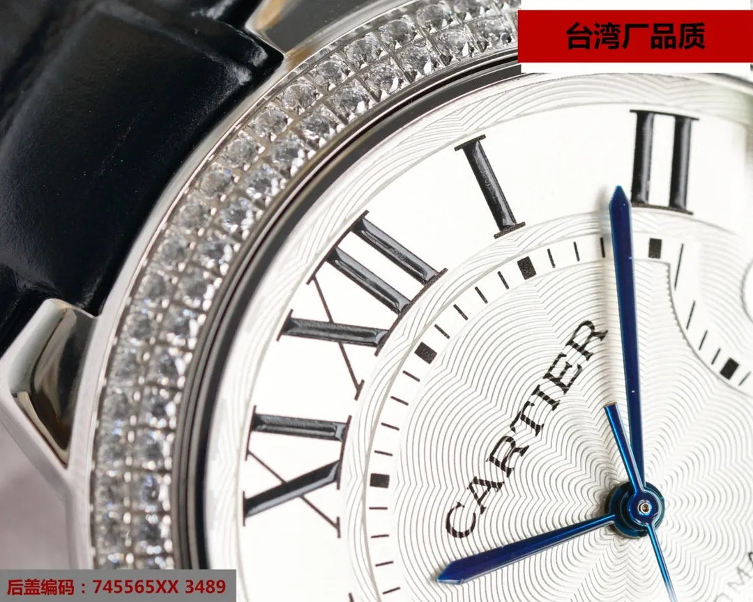 【High-end replica】💰1720! 【Top Replica】💰2560! Taiwan factory blue balloon V12 version, 42 size Swiss 2836 machine, (look for the bottom cover code 745565xx3489), this series of watches is famous for its delicate style and elegant style in the Cartier watchmaking industry. Of course, this watch must have such characteristics. The color of the stainless steel case makes the watch as light as a balloon, and the blue crown seems to have disobediently deviated from the original planned trajectory, like a playful couple. The Roman numerals on the dial look retro and deep, decorated with guilloche patterns and sword-shaped hands. The entire watch gives people a delicate and considerate feel. Isn’t this what couples need? Built-in: Japan's Citizen fully automatic machine, also with Swiss quartz, water drop (fish eye bubble) sapphire glass mirror, highly waterproof, burnt steel blue pointer color, curvature shape of the crown