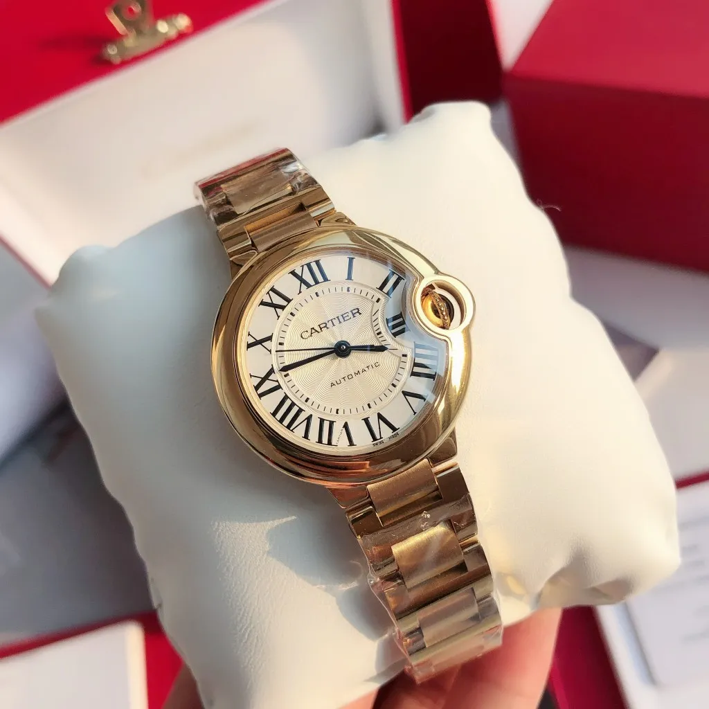 【Customized all-in-one machine】💰2360! 【Top replica】💰3300! Cartier 33mm blue balloon arrives! The exclusive quality of the classic blue balloon, a must-have model for goddesses. Highlight 1: The case is slender, the body has beautiful curvature, the lines are clear and full, the crown is in the middle, and the thickness of the body is only 10.8mm [strong] Highlight 2: The color of the crown appears sapphire blue under natural light and ruby red under the luminous pen. This technology is first used in the Citizen movement version [strong] Highlight 3: Same core as the big manufacturer, equipped with high-end women's mechanical movement Seiko NH05. This movement is widely used in women's models from big manufacturers, with excellent performance [strong] Highlight 4: Sapphire mirror, five-layer fisheye sapphire glass mirror, gracefully positioned crescent edge on the head, the slope and curvature are consistent with the original [strong] Highlight 5: Steel-band oscillating screws, using synchronous technology from big manufacturers, order original synchronous oscillating screws at a high price [strong] Based on the above-mentioned details, the overall shell shape and appearance lines are exquisite, with a high degree of integration and a number of high-end craftsmanship integrated into one, making it attractive for those who prefer low-cost products [Seduce]