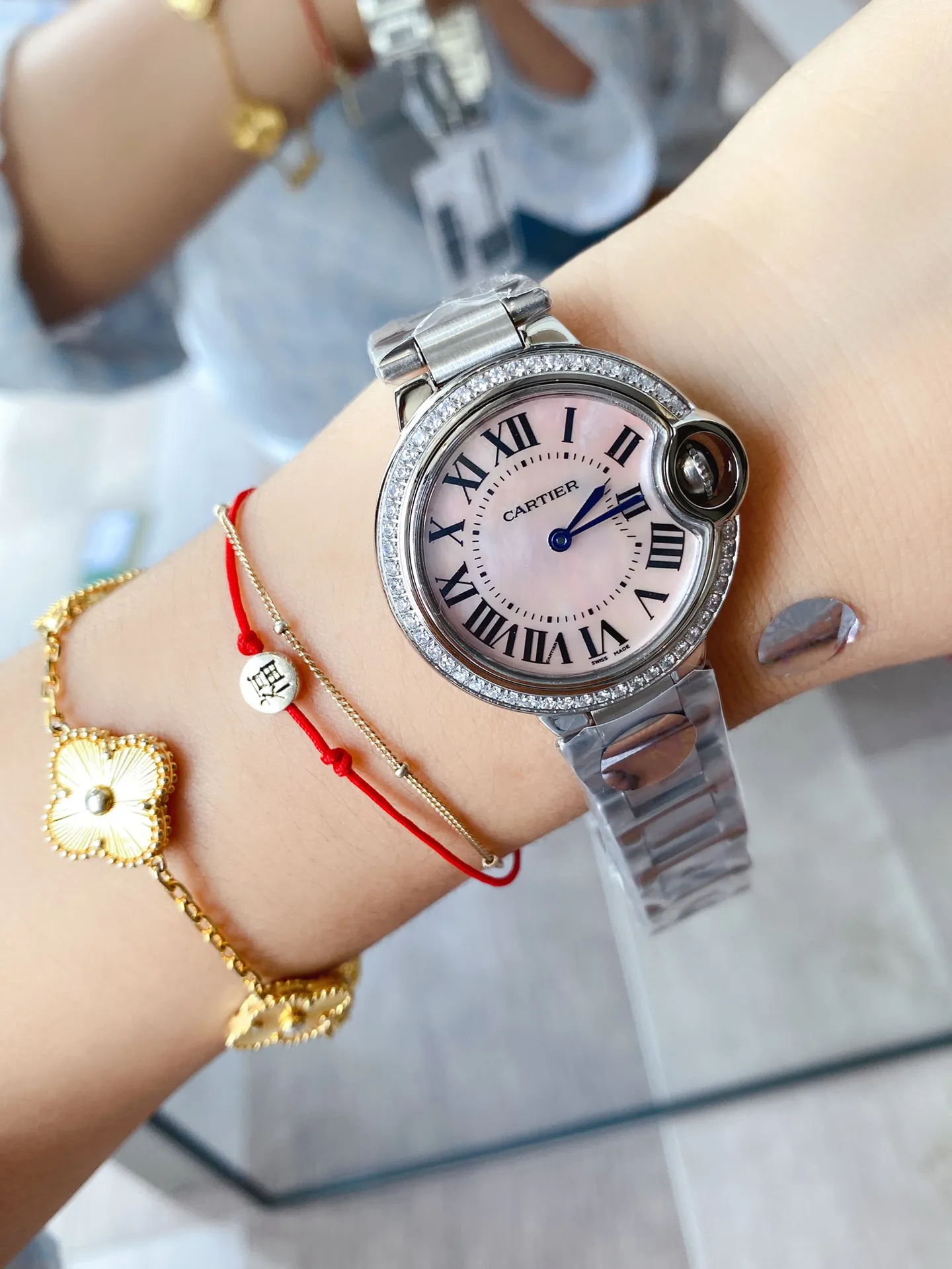 【Foreign trade import】💰1160! Cartier's classic Blue Balloon "Ca is a cost-effective replica of the strap screw hole, truly a 1:1 replica. With its convex curved case, guilloche dial, and sword-shaped hands, in the world of Cartier watchmaking, the Ballon Bleu watch is famous for its delicate style and elegant style.