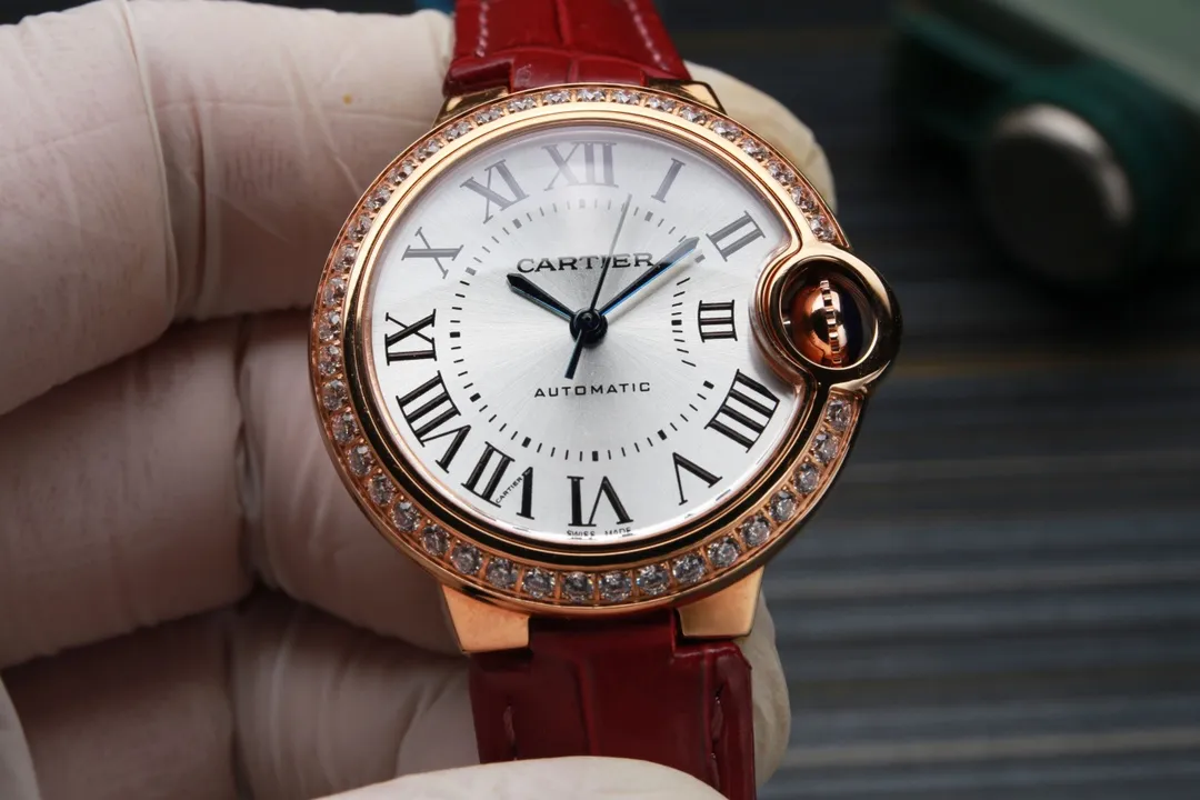 Cartier "Cartier" movement: Swiss 2836 fully automatic mechanical movement, original 1:1 replica, 33MM, convex curved case, super A stainless steel case (fine workmanship, waterproof level up to 5 degrees.) Double-eye sapphire glass, guilloche dial, sword-shaped hands. In the world of Cartier watchmaking, the Ballon Bleu watch is famous for its delicate style and elegant style. Waterproof: 5 degrees (all shipments have been tested) (focus on original new machines) Focus on quality and never forget the original intention! Real display, produced by JH!