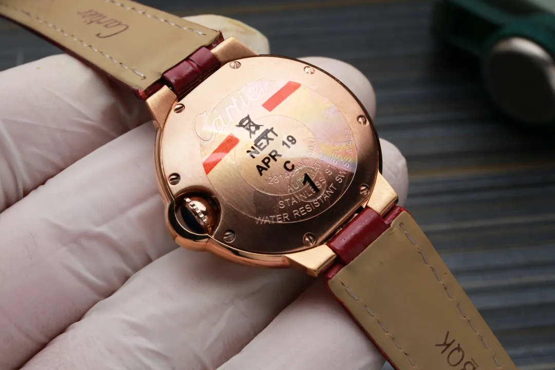 Cartier "Cartier" movement: Swiss 2836 fully automatic mechanical movement, original 1:1 replica, 33MM, convex curved case, super A stainless steel case (fine workmanship, waterproof level up to 5 degrees.) Double-eye sapphire glass, guilloche dial, sword-shaped hands. In the world of Cartier watchmaking, the Ballon Bleu watch is famous for its delicate style and elegant style. Waterproof: 5 degrees (all shipments have been tested) (focus on original new machines) Focus on quality and never forget the original intention! Real display, produced by JH!