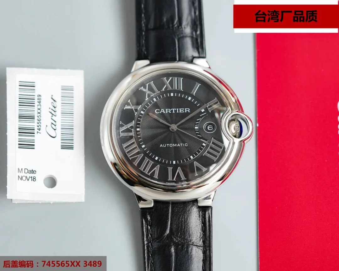 【High-end replica】💰1720! Taiwan-made Blue Balloon V6 version, 42-size imported Swiss 2836 machine. This series of watches is famous for its delicate style and elegant style in the Cartier watchmaking industry. Of course, this watch must have such characteristics. The color of the stainless steel case makes the watch as light as a balloon, and the blue crown seems to have disobediently deviated from the original planned trajectory, like a playful couple. The Roman numerals on the dial look retro and deep, decorated with guilloche patterns and sword-shaped hands. The entire watch gives people a delicate and considerate feel. Isn’t this what couples need? Built-in: Japan's Citizen fully automatic machine, also with Swiss quartz, water drop (fish eye bubble) sapphire glass mirror, highly waterproof, burnt steel blue pointer color, curvature shape of the crown
