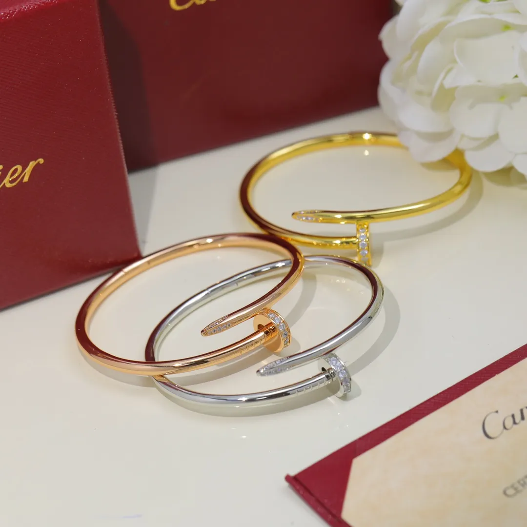 【Purchasing quality】💰360! Cartier Cartier diamond nail bracelet 🔨Juste un Clou series art and design exhibition was unveiled in Milan, interpreting "when ordinary becomes precious". The Juste un Clou art installation is located in the Garage Sanremo Art Museum. Traditional machinery and hardware parts have been transformed gorgeously. Through ingenious design and artistic expression, everything in the house has become extraordinary from the inside out. The sub-gold material is electroplated with three layers of thick gold, which is environmentally friendly and long-lasting. ❗All three colors are available, with logo engraved inside❗