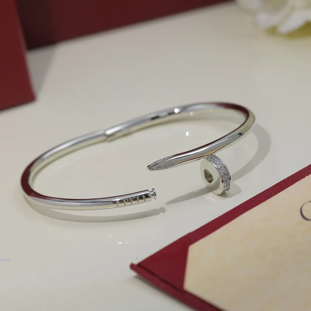 【Purchasing quality】💰360! Cartier Cartier diamond nail bracelet 🔨Juste un Clou series art and design exhibition was unveiled in Milan, interpreting "when ordinary becomes precious". The Juste un Clou art installation is located in the Garage Sanremo Art Museum. Traditional machinery and hardware parts have been transformed gorgeously. Through ingenious design and artistic expression, everything in the house has become extraordinary from the inside out. The sub-gold material is electroplated with three layers of thick gold, which is environmentally friendly and long-lasting. ❗All three colors are available, with logo engraved inside❗