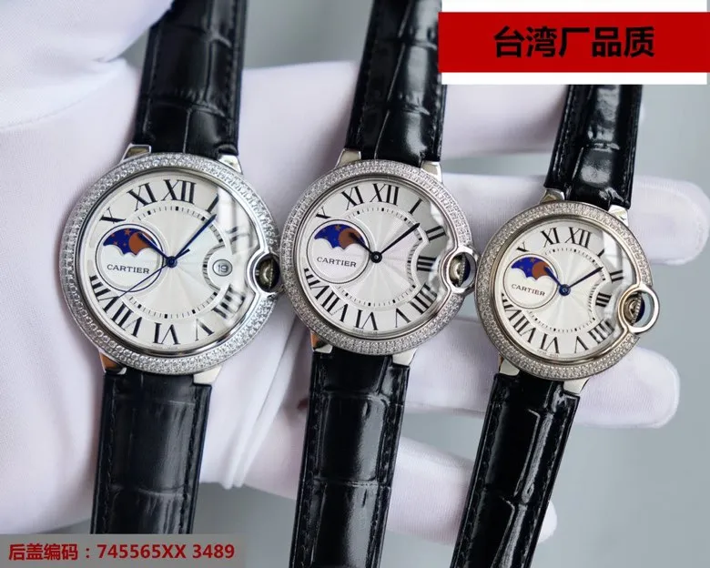 【Top replica】💰1920! [Taiwan Factory Star Series 762 Swiss Quartz Machine] 🌹Cartier Blue Balloon Series, this series of watches is famous for its delicate style and elegant style in the Cartier watchmaking industry. Of course, this watch must have such characteristics. The color of the stainless steel case makes the watch as light as a balloon, and the blue crown seems to have disobediently deviated from the original planned trajectory, like a playful couple. The Roman numerals on the dial look retro and deep, decorated with guilloche patterns and sword-shaped hands. The entire watch gives people a delicate and considerate feel. Isn’t this what couples need? Water drop (fish eye bubble) sapphire glass mirror, highly waterproof, burnt steel blue pointer color, head curvature🎈
