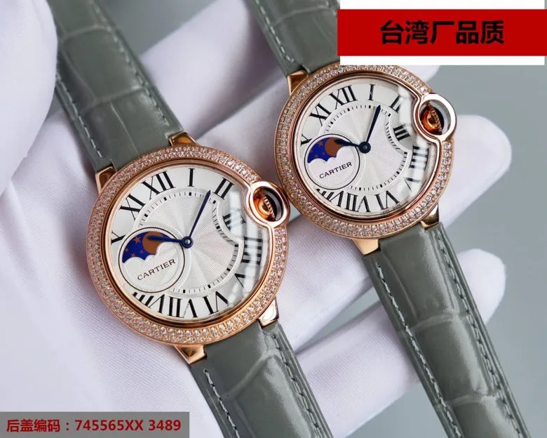 【Top replica】💰1920! [Taiwan Factory Star Series 762 Swiss Quartz Machine] 🌹Cartier Blue Balloon Series, this series of watches is famous for its delicate style and elegant style in the Cartier watchmaking industry. Of course, this watch must have such characteristics. The color of the stainless steel case makes the watch as light as a balloon, and the blue crown seems to have disobediently deviated from the original planned trajectory, like a playful couple. The Roman numerals on the dial look retro and deep, decorated with guilloche patterns and sword-shaped hands. The entire watch gives people a delicate and considerate feel. Isn’t this what couples need? Water drop (fish eye bubble) sapphire glass mirror, highly waterproof, burnt steel blue pointer color, head curvature🎈