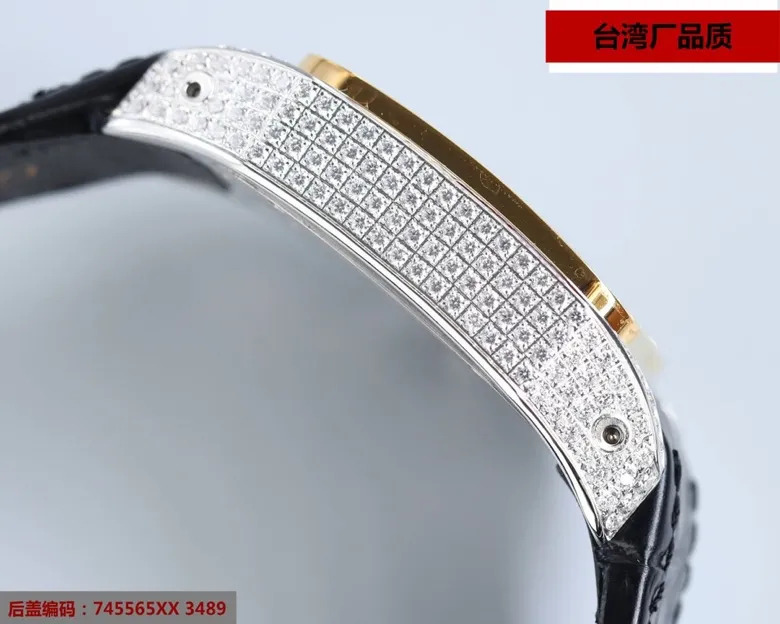 【Top replica】💰3300! The Taiwan factory has always been striving for excellence and continuously launched one sales champion after another, with miraculous sales. Imported "tapered" sapphire mirror ➕Taiwan factory's exclusive shell case (100% waterproof) Brand: Cartier (men's favorite) Type: Santos series (sales champion) Strap: Genuine cowhide strap Shell case: Made of genuine 316L stainless steel to create "water chestnut, curvature, sand, and stitching" that are polished with the same craftsmanship as the genuine product This effect cannot be achieved. Mirror: Imported "tapered" sapphire glass (never scratched) Movement, 8215 new machine, (zero repair) Size: diameter 42MM, thickness 11MM Waterproof ring: all are made of the same color as the genuine product. "Yellow" is not the black of other versions on the market ⚠️Please look for exclusive quality