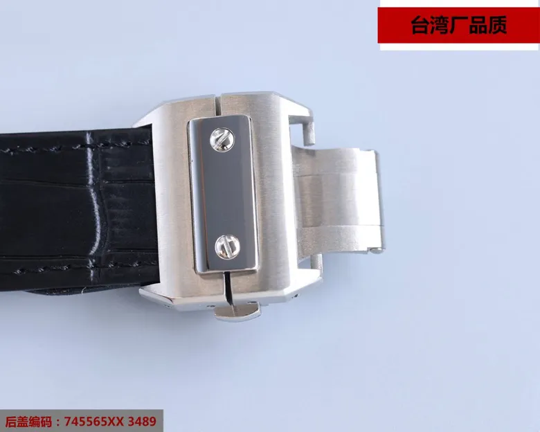 【Top replica】💰3300! The Taiwan factory has always been striving for excellence and continuously launched one sales champion after another, with miraculous sales. Imported "tapered" sapphire mirror ➕Taiwan factory's exclusive shell case (100% waterproof) Brand: Cartier (men's favorite) Type: Santos series (sales champion) Strap: Genuine cowhide strap Shell case: Made of genuine 316L stainless steel to create "water chestnut, curvature, sand, and stitching" that are polished with the same craftsmanship as the genuine product This effect cannot be achieved. Mirror: Imported "tapered" sapphire glass (never scratched) Movement, 8215 new machine, (zero repair) Size: diameter 42MM, thickness 11MM Waterproof ring: all are made of the same color as the genuine product. "Yellow" is not the black of other versions on the market ⚠️Please look for exclusive quality