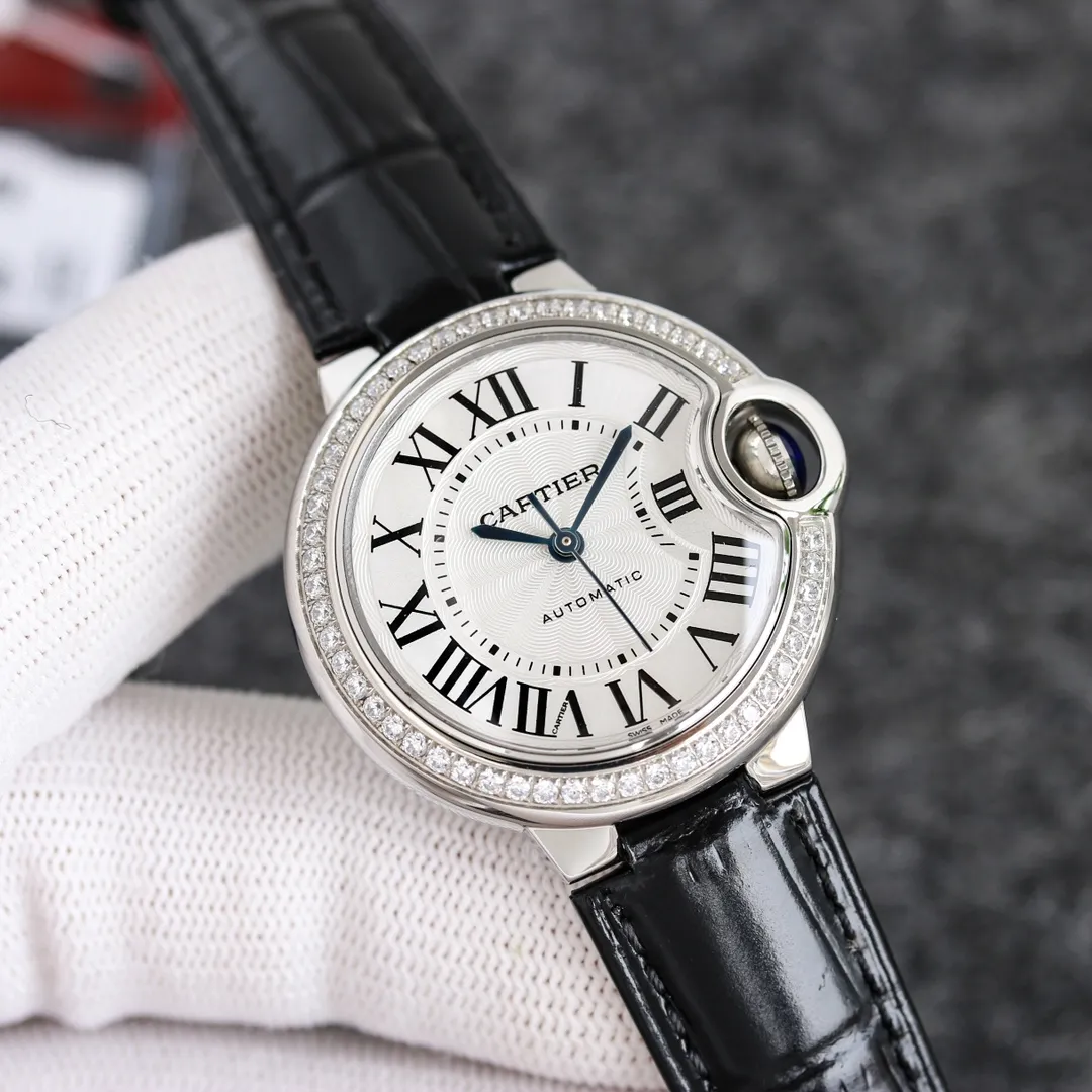 Taiwan Factory Blue Balloon, 33 Mechanical Japanese Machinery recently launched the pin buckle series (look for the bottom cover code 745565xx3489). This series of watches is famous for its delicate style and elegant style in the Cartier watchmaking industry. Of course, this watch must have such characteristics. The color of the stainless steel case makes the watch as light as a balloon, and the blue crown seems to have disobediently deviated from the original planned trajectory, like a playful couple. The Roman numerals on the dial look retro and deep, decorated with guilloche patterns and sword-shaped hands. The entire watch gives people a delicate and considerate feel. Isn’t this what couples need? Built-in: Japan's Citizen fully automatic machine, also with Swiss quartz, water drop (fish eye bubble) sapphire glass mirror, highly waterproof, burnt steel blue pointer color, curvature shape of the crown