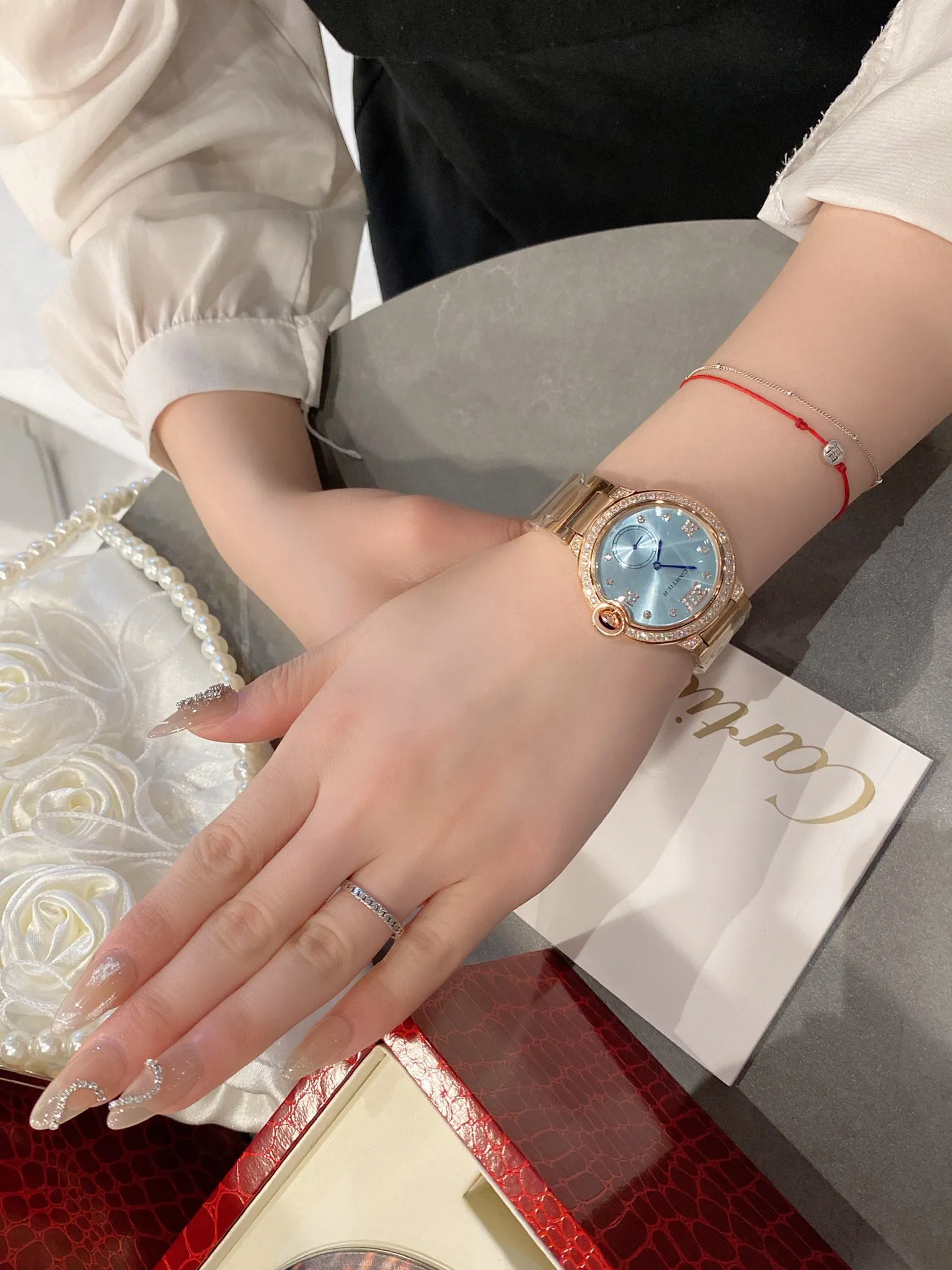 【High-end replica】💰1040! Cartier The perfect healing color/very temperamental color, the saturation of the pebbled leather is just right, the delicate sheepskin is super soft and comfortable to wear ✨Natural creamy feel, not too small and fresh, the key is to be super high-end❗️ Cartier blue balloon inlaid with diamond pearl shells🐚 face🌃starry sky movement Luxurious and beautiful in kind💋Swiss quartz size 36mm Highly recommended to buy!