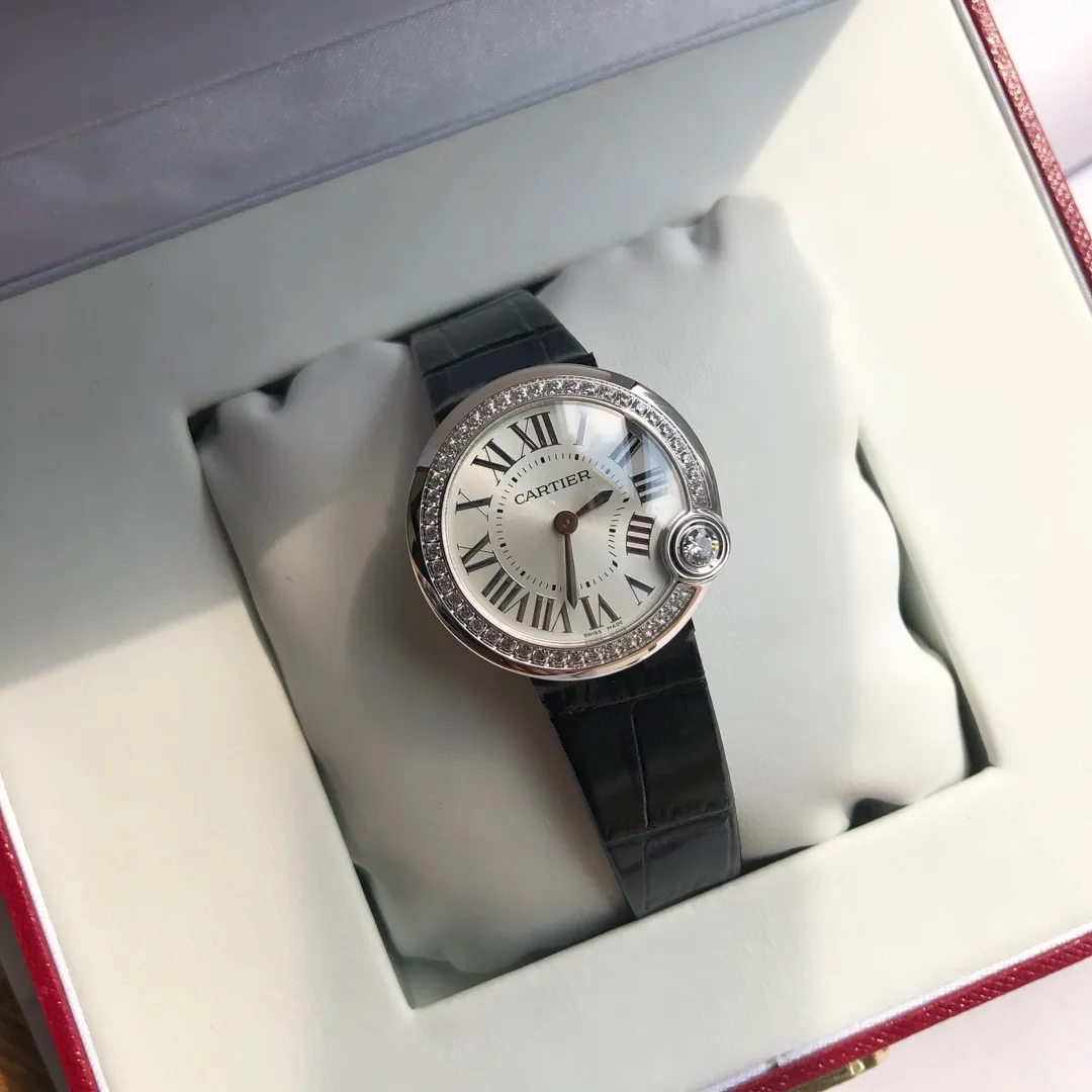 【High-end replica】💰1240! Cartier’s new white balloon series, since the blue balloon has attracted countless fans, then I will make it its sister model! Cartier BALLON BLANC DE CARTIER women's watch Swiss quartz sapphire crystal glass dial material silver-plated sunray pattern frosted dial sword-shaped gold-plated hands case material inlaid with brilliant-cut round diamonds 4 o'clock position inlaid with brilliant-cut round diamonds watch diameter 30 mm thickness 8.40 mm, supports counter comparison, lifetime warranty, preferred gift, sell one piece less than one piece.