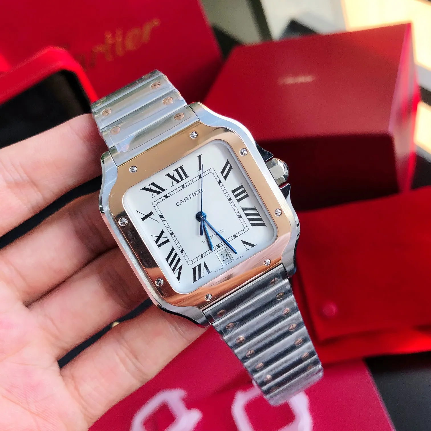 【High-end replica】💰1300! 【Customized all-in-one machine】💰1900! 【Top Replica】💰Private chat! The Cartier Santos de Cartier watch can be said to be the world's first real watch. It has a history of a hundred years. In 1904, Cartier launched a watch that could be worn on the wrist and named it after his close friend Santos. This is the origin of the Santos watch. The so-called "watches" at that time were just some "expedient" watches, which were pocket watches tied to the wrist, with the crown still at 12 o'clock! Santos' pioneering design places the crown at 3 o'clock and inlays a natural spinel on the crown. The blue light has captured the hearts of countless consumers to this day. What I bring to you today is the latest upgraded version of Santos in 2018. It has a new technology upgraded quick-release device. You can remove and remove the strap with just a tap of your bare hands without any tools. The patented technology is unique. It has a 40mm watch diameter, equipped with an imported movement, sapphire mirror, and 100m waterproof. The pictures were taken as top replica real shots!