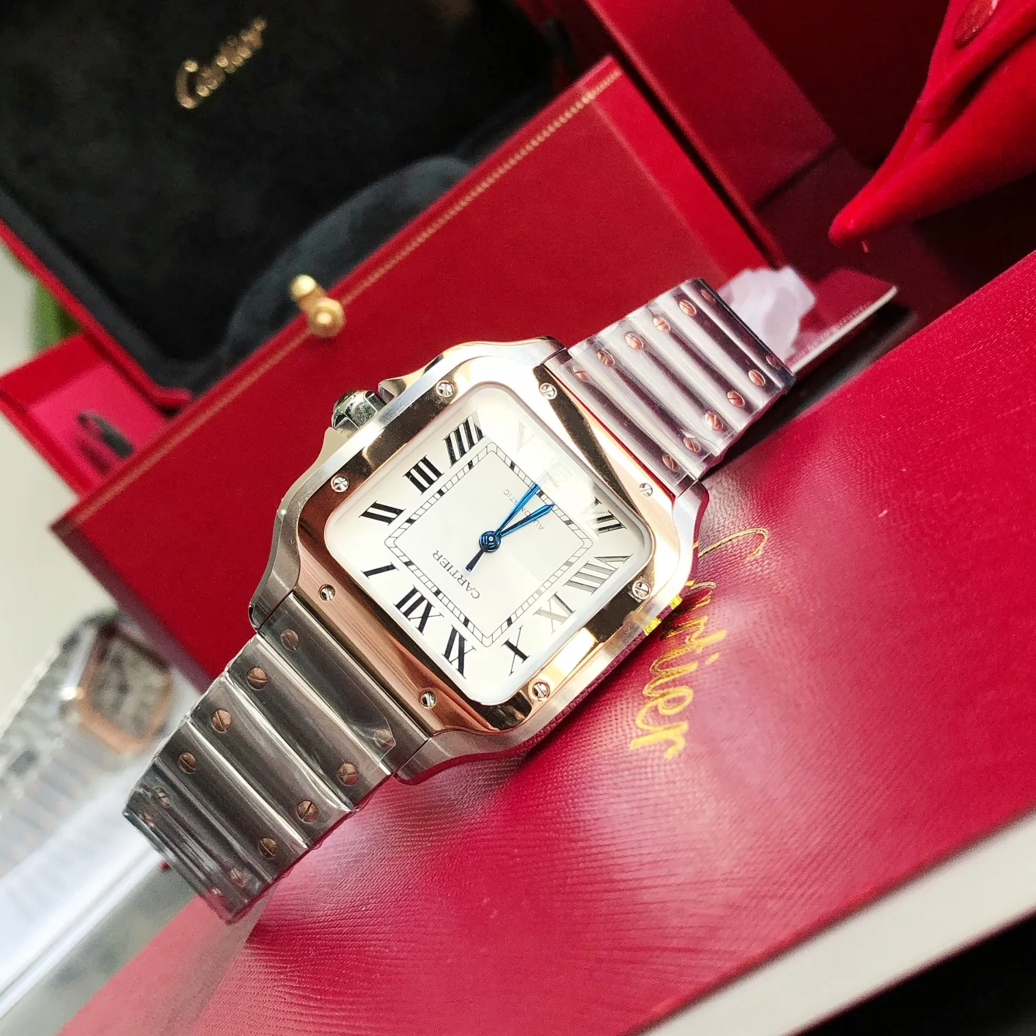 【High-end replica】💰1300! 【Customized all-in-one machine】💰1900! 【Top Replica】💰Private chat! The Cartier Santos de Cartier watch can be said to be the world's first real watch. It has a history of a hundred years. In 1904, Cartier launched a watch that could be worn on the wrist and named it after his close friend Santos. This is the origin of the Santos watch. The so-called "watches" at that time were just some "expedient" watches, which were pocket watches tied to the wrist, with the crown still at 12 o'clock! Santos' pioneering design places the crown at 3 o'clock and inlays a natural spinel on the crown. The blue light has captured the hearts of countless consumers to this day. What I bring to you today is the latest upgraded version of Santos in 2018. It has a new technology upgraded quick-release device. You can remove and remove the strap with just a tap of your bare hands without any tools. The patented technology is unique. It has a 40mm watch diameter, equipped with an imported movement, sapphire mirror, and 100m waterproof. The pictures were taken as top replica real shots!