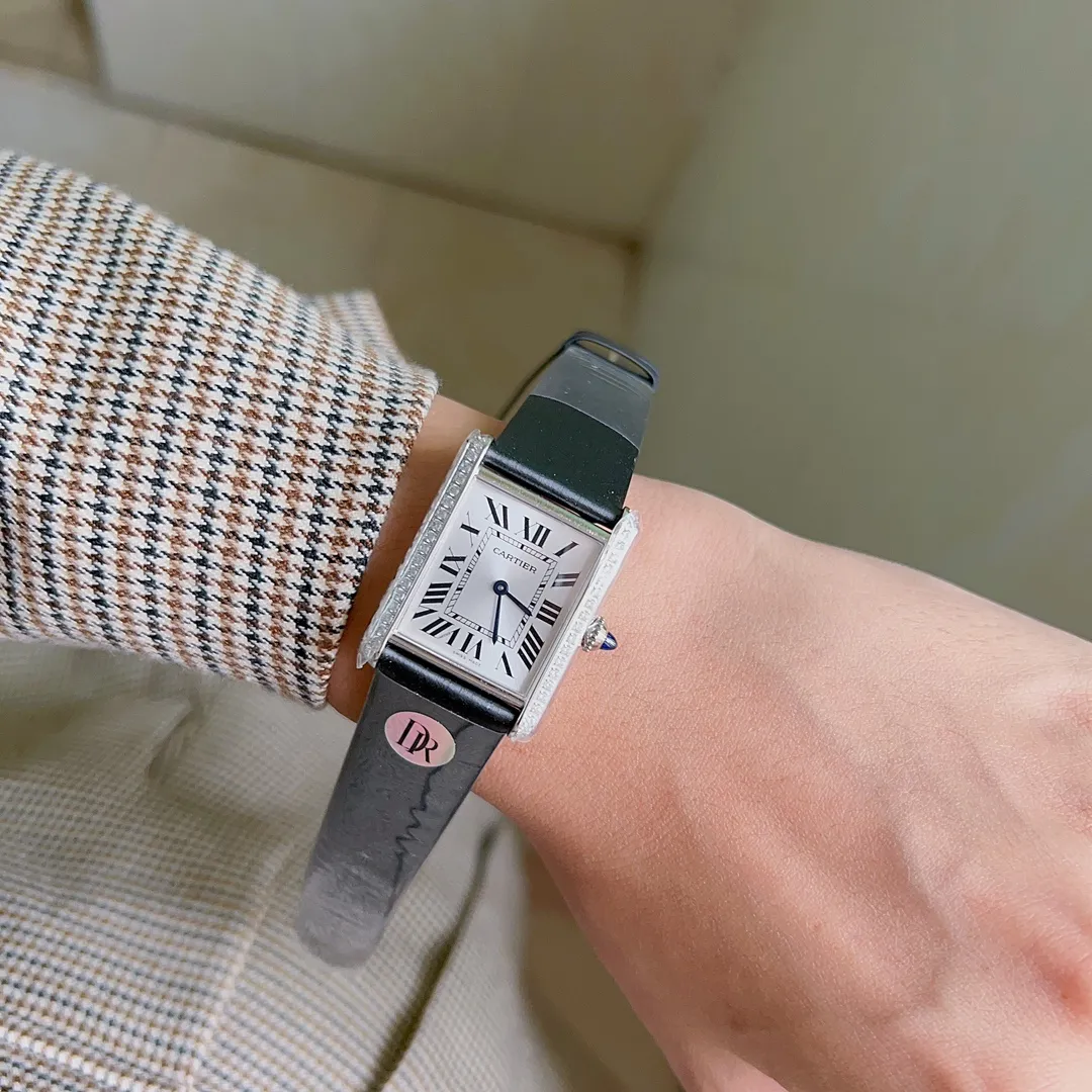 【Purchasing quality】💰2400! Cartier Tant Must tank series. The Tank Must watch draws inspiration directly from the Tank Louis Cartier watch, and its lines and outlines are closer to the historical model. Tank Must’s lugs are full and round, and the proportions of the dial have been re-considered. Slimness and uniqueness are the main thread running through the new design, making it look more refined! The spinel on the crown is also tapered, and the buckle has been changed from a butterfly buckle to a pin buckle, making it more comfortable to wear. It also has a quick-release strap function, making it easy to replace the chain strap or strap by yourself! Moreover, the small and medium-sized models use large-sized Swiss ultra-thin movements to achieve high-efficiency battery life! Every aspect is exquisite and elegant! Medium size: 33.7mm*25.5mm Small size: 29.5mm*22mm Two sizes are available, and the overall internal structure is truly 1:1 [strong]. 😚ヾ
