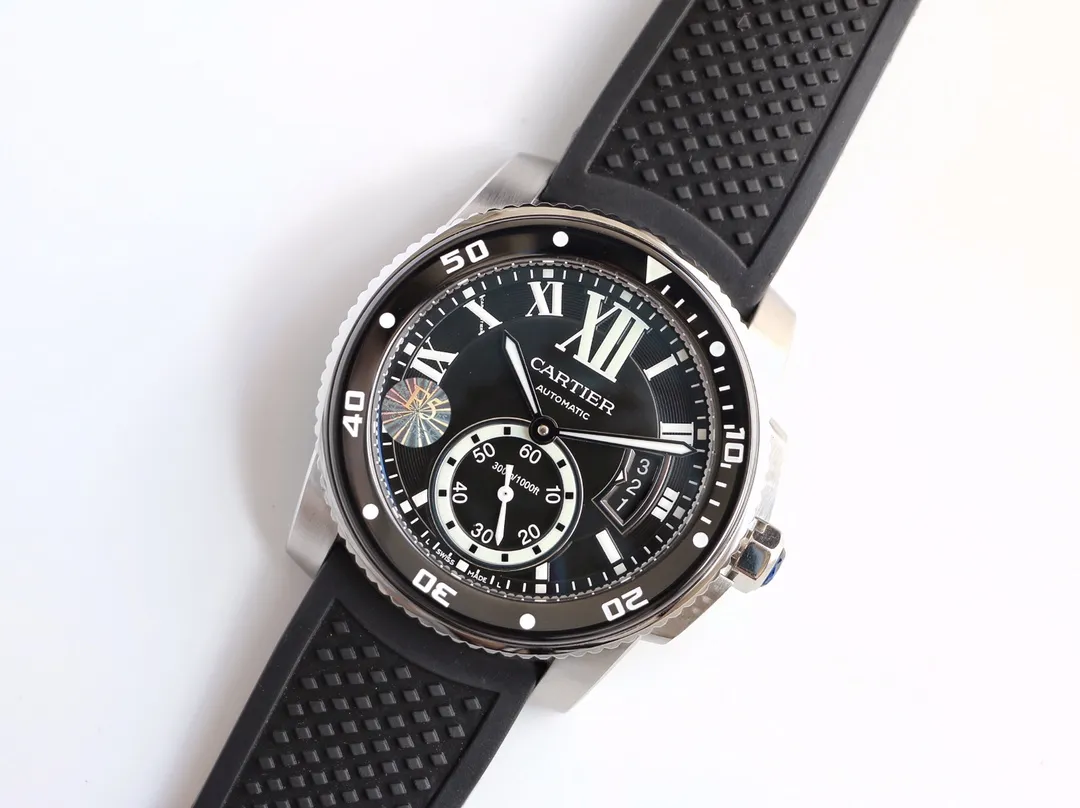 【Top replica】💰2400! Cartier CALIBRE DE CARTIER diving series, the watch can be called Cartier's new generation iconic masterpiece, 316 stainless steel case, ceramic super luminous aperture, super luminous dial, calendar is consistent with the original black background and white font display, sapphire blue light glass mirror, 42x11mm, equipped with Cal.1904-PS automatic mechanical movement, imported natural rubber strap, Super LumiNova luminous coated triangular hour markers, a diving watch that combines fashion and sports, is tough and domineering. Wearing it can highlight the charm of men and show their temperament.