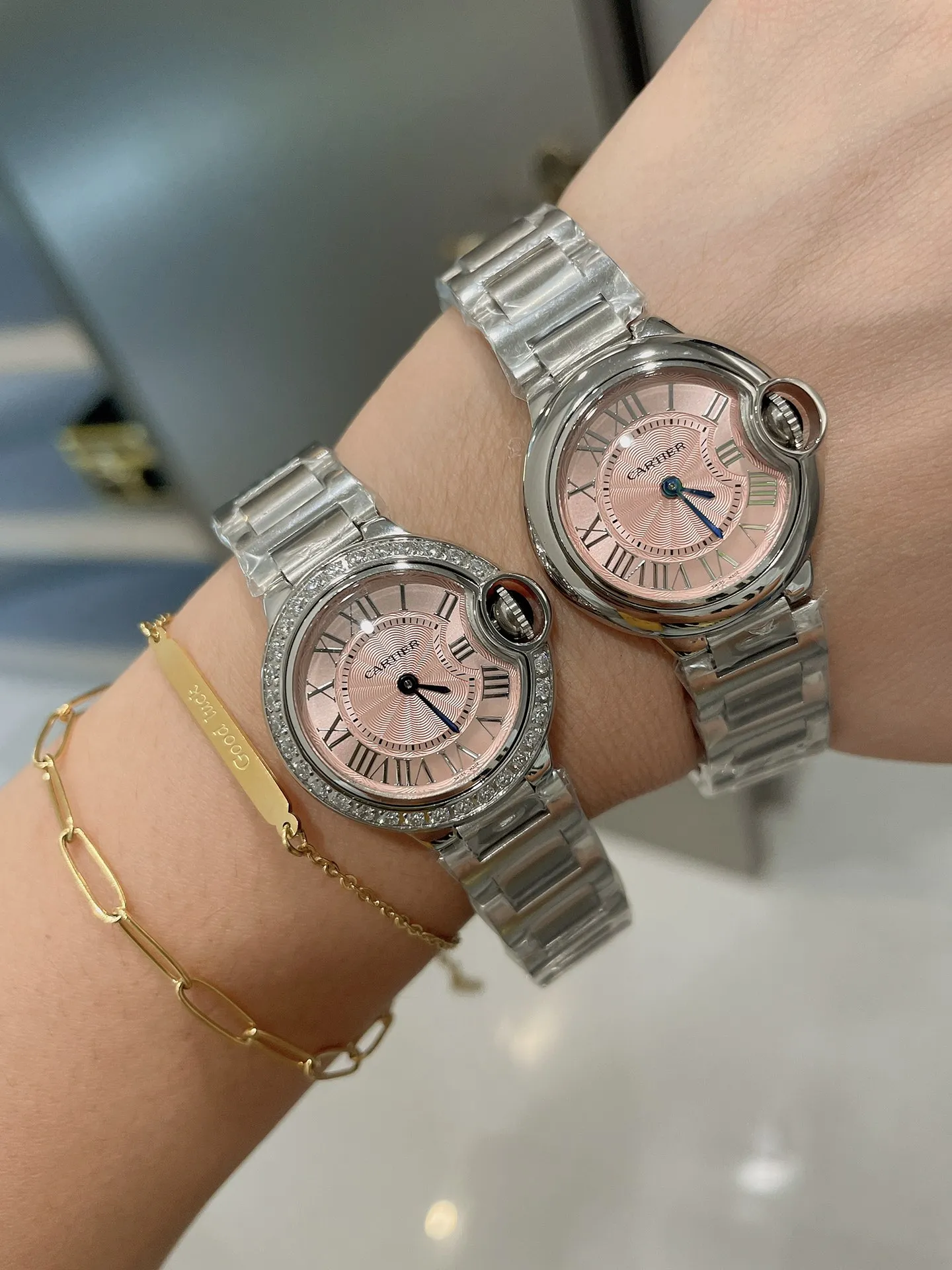 【Foreign trade import】💰960! Blue Balloon 28mm Pink Palette is coming‼ ️One of the hottest styles in the world! A classic that can carry the years and never go out of style! ! The movement is quartz. Cartier, the world's top jewelry and watch brand, has produced many classics in its long brand history, such as legendary series of watches such as Santos and Tank. The most popular style of Cartier watches in recent years is undoubtedly the Ballon Bleu. With its ultra-thin body and light texture, the ultra-thin watch interprets the usual elegance of the Blue Balloon watch series to the extreme.