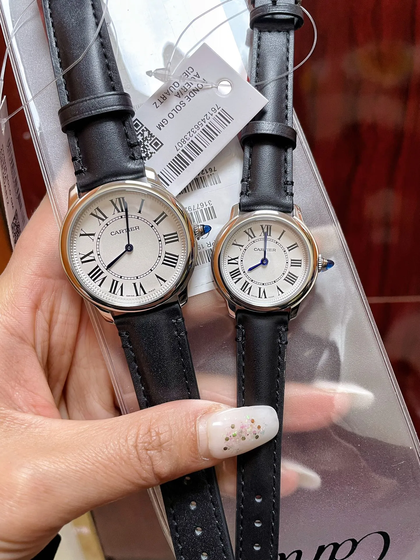 [High-end replica] 💰1120 each! 💜Cartier Ronde Must London series quartz watch! The tag, bottom cover, and warranty card have the same three numbers. The new London RondeMust series watch has a new dial: the bezel is more plump and rounded, and the silver sandblasted dial is equipped with minute and second tracks and embossed decoration! Simple and elegant, timeless. Unique crown: set with a cabochon spinel! Exquisite and elegant, it highlights the style of the watch. The size is small 29mm*7.54 and medium 36mm*7.54.