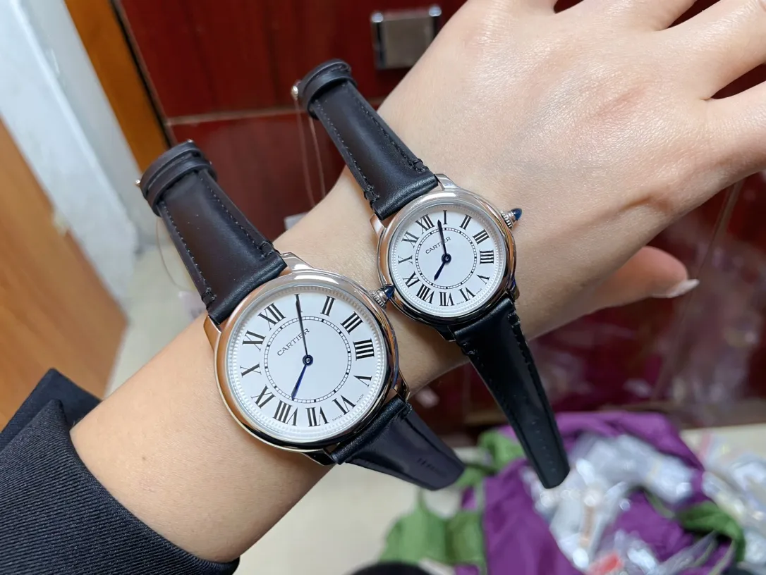 [High-end replica] 💰1120 each! 💜Cartier Ronde Must London series quartz watch! The tag, bottom cover, and warranty card have the same three numbers. The new London RondeMust series watch has a new dial: the bezel is more plump and rounded, and the silver sandblasted dial is equipped with minute and second tracks and embossed decoration! Simple and elegant, timeless. Unique crown: set with a cabochon spinel! Exquisite and elegant, it highlights the style of the watch. The size is small 29mm*7.54 and medium 36mm*7.54.
