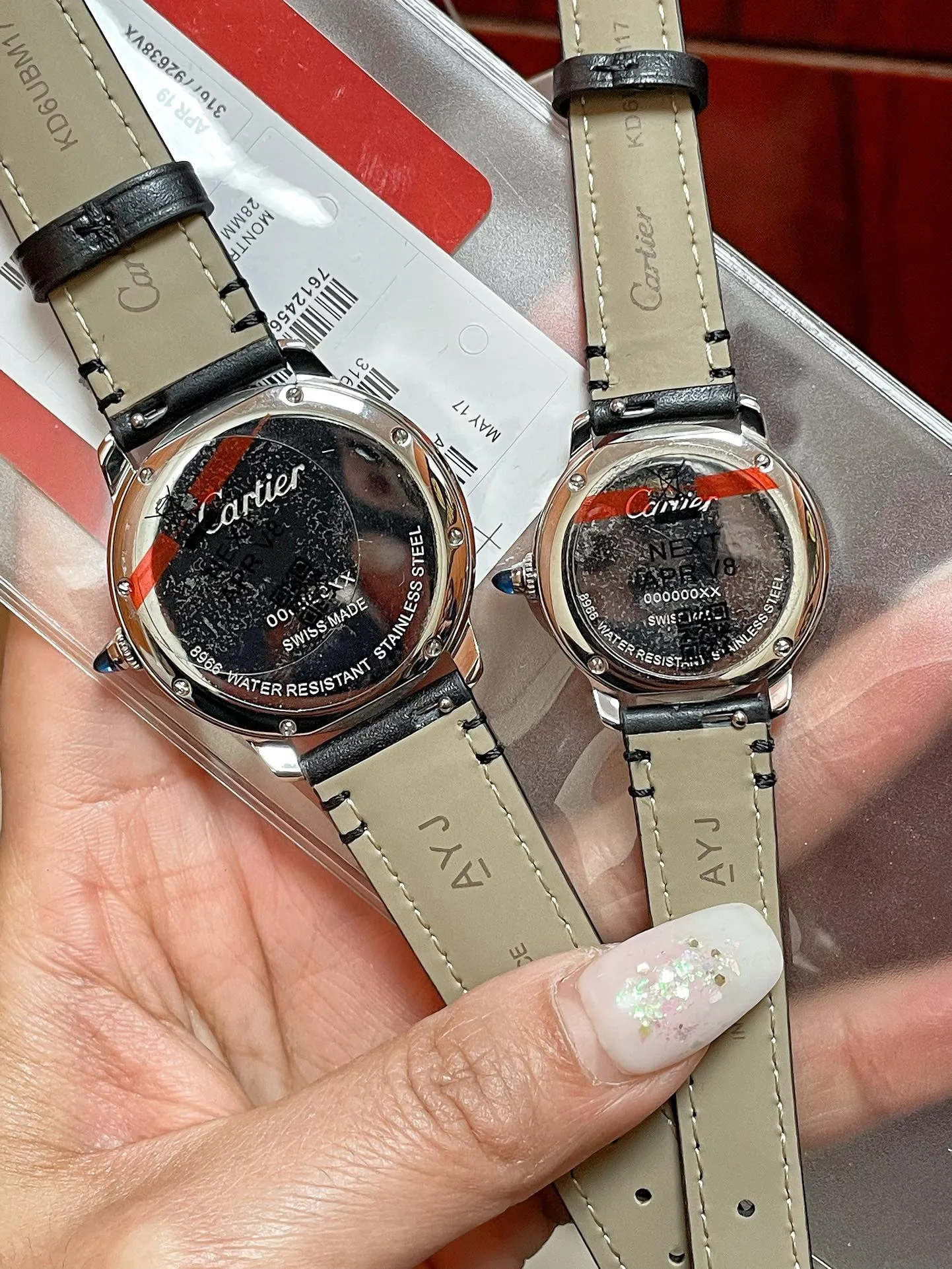 [High-end replica] 💰1120 each! 💜Cartier Ronde Must London series quartz watch! The tag, bottom cover, and warranty card have the same three numbers. The new London RondeMust series watch has a new dial: the bezel is more plump and rounded, and the silver sandblasted dial is equipped with minute and second tracks and embossed decoration! Simple and elegant, timeless. Unique crown: set with a cabochon spinel! Exquisite and elegant, it highlights the style of the watch. The size is small 29mm*7.54 and medium 36mm*7.54.