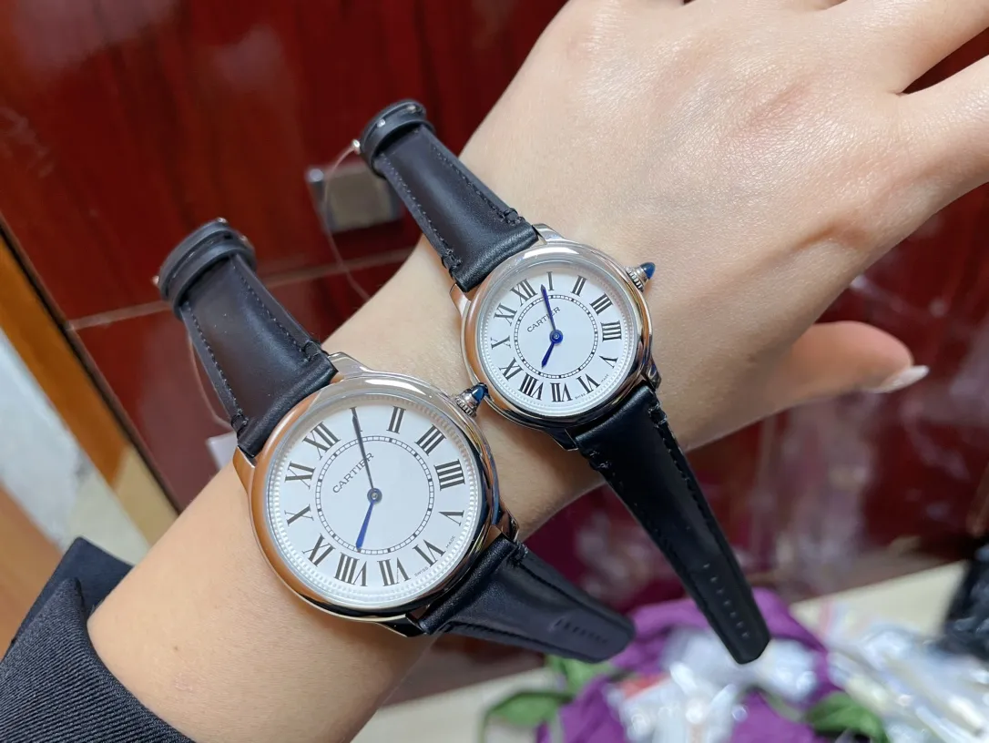 [High-end replica] 💰1120 each! 💜Cartier Ronde Must London series quartz watch! The tag, bottom cover, and warranty card have the same three numbers. The new London RondeMust series watch has a new dial: the bezel is more plump and rounded, and the silver sandblasted dial is equipped with minute and second tracks and embossed decoration! Simple and elegant, timeless. Unique crown: set with a cabochon spinel! Exquisite and elegant, it highlights the style of the watch. The size is small 29mm*7.54 and medium 36mm*7.54.