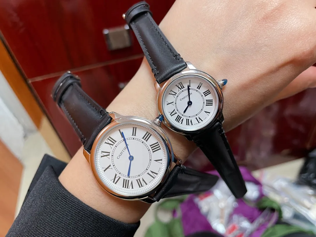 [High-end replica] 💰1120 each! 💜Cartier Ronde Must London series quartz watch! The tag, bottom cover, and warranty card have the same three numbers. The new London RondeMust series watch has a new dial: the bezel is more plump and rounded, and the silver sandblasted dial is equipped with minute and second tracks and embossed decoration! Simple and elegant, timeless. Unique crown: set with a cabochon spinel! Exquisite and elegant, it highlights the style of the watch. The size is small 29mm*7.54 and medium 36mm*7.54.