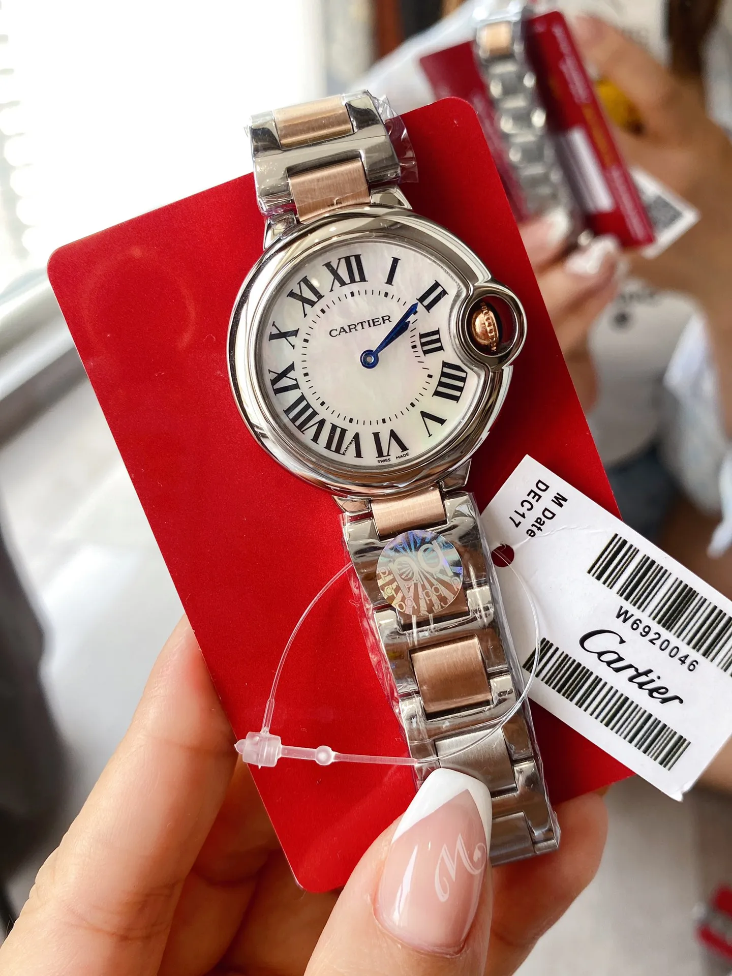 【Foreign trade import】💰1120! Cartier's classic Blue Balloon "Ca is a cost-effective replica of the strap screw hole, truly a 1:1 replica. With its convex curved case, guilloche dial, and sword-shaped hands, in the world of Cartier watchmaking, the Ballon Bleu watch is famous for its delicate style and elegant style.