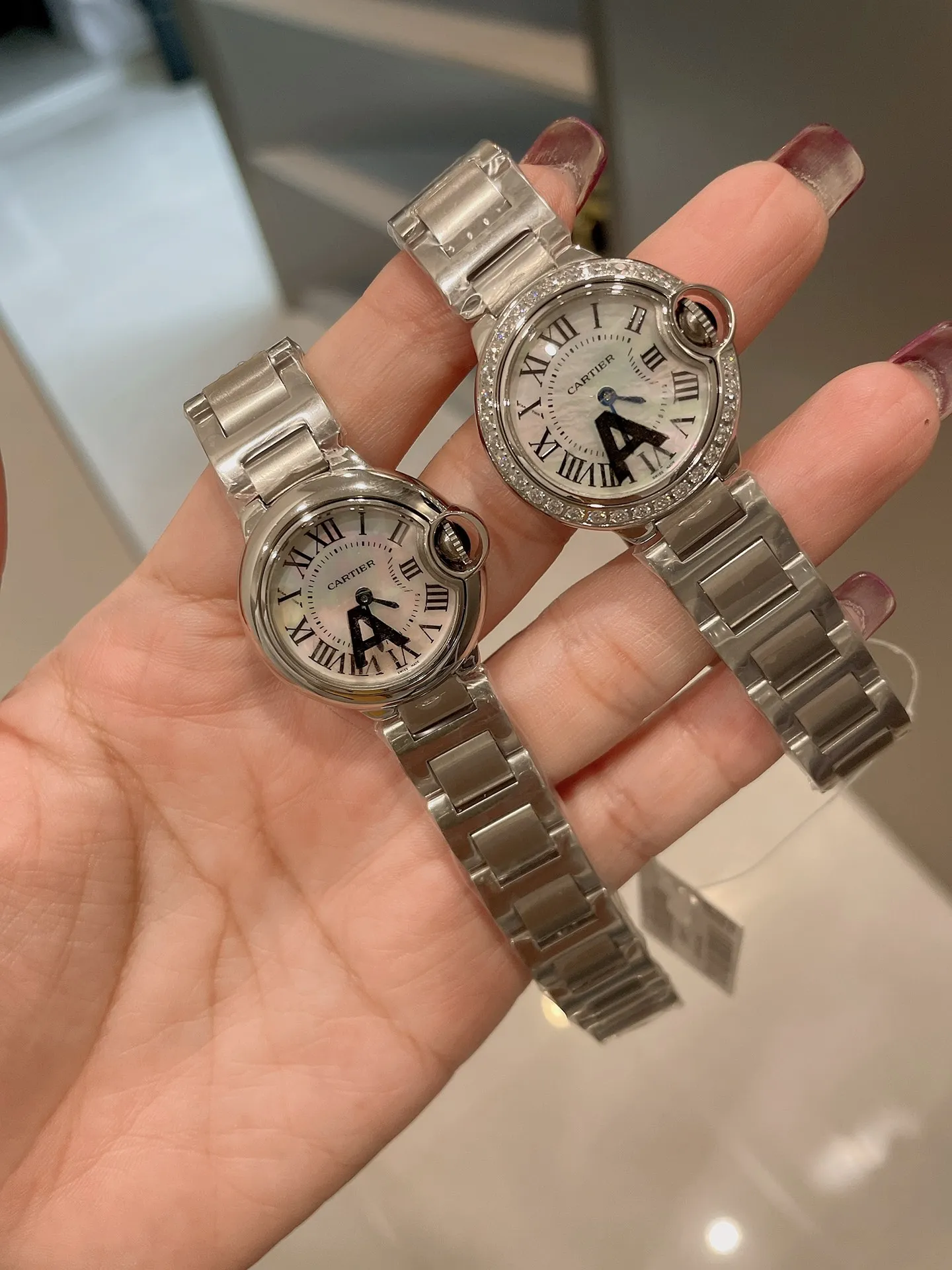 【High-end replica】💰1040! Blue Balloon 28mm pearl shell plate is coming‼ ️One of the hottest styles in the world! A classic that can carry the years and never go out of style! ! The movement is quartz. Cartier, the world's top jewelry and watch brand, has produced many classics in its long brand history, such as legendary series of watches such as Santos and Tank. The most popular style of Cartier watches in recent years is undoubtedly the Ballon Bleu. With its ultra-thin body and light texture, the ultra-thin watch interprets the usual elegance of the Blue Balloon watch series to the extreme.