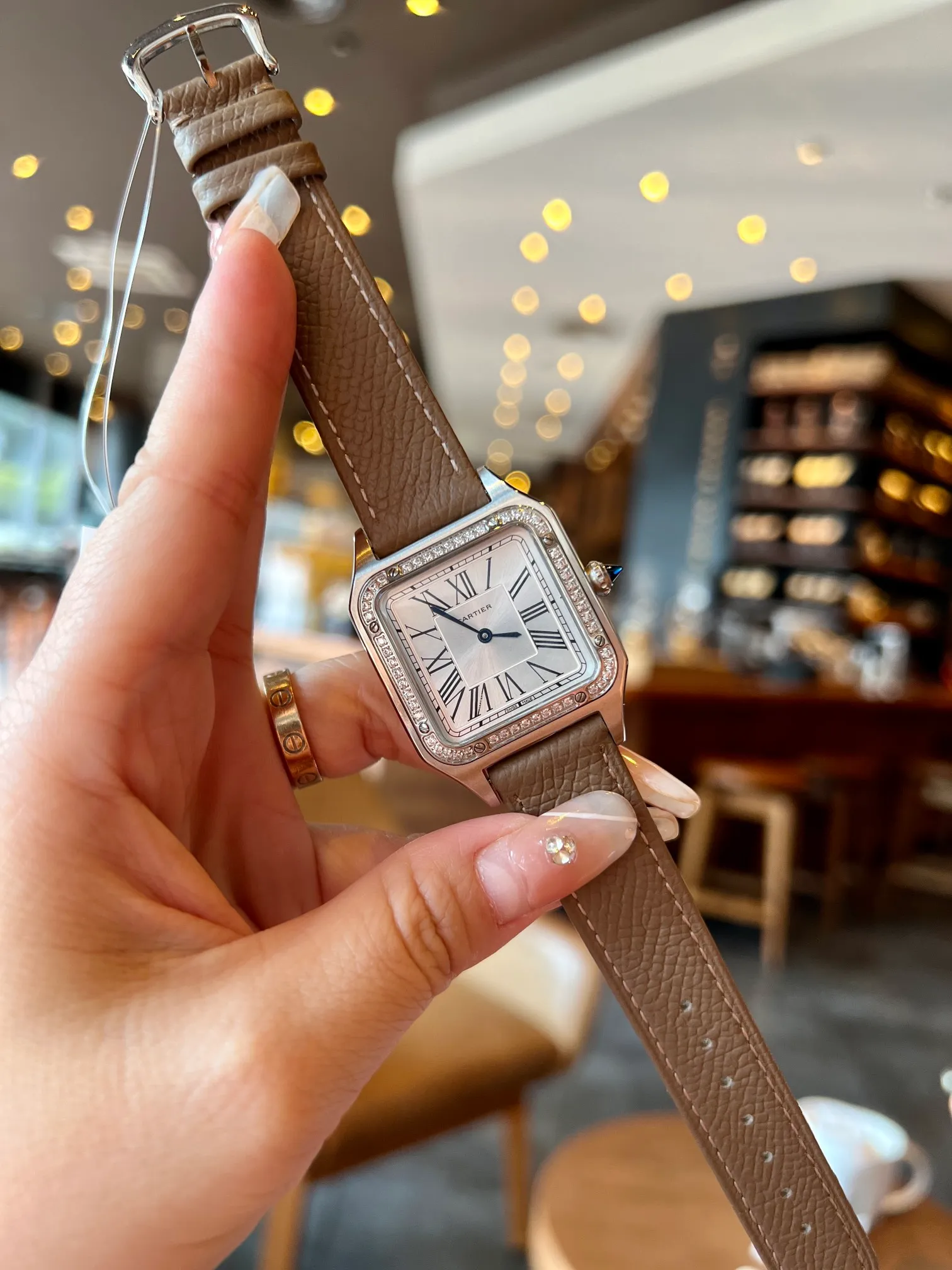【High-end replica】💰1040! Santos-Dumont Cartier Santos ultra-thin Dumont series watch, intellectual ladies watch, 316L stainless steel case, blue spinel bead head, sunray pattern frosted effect, classic Roman numerals, mother-of-pearl dial, sword-shaped blue steel hands, sapphire crystal mirror, stainless steel strap