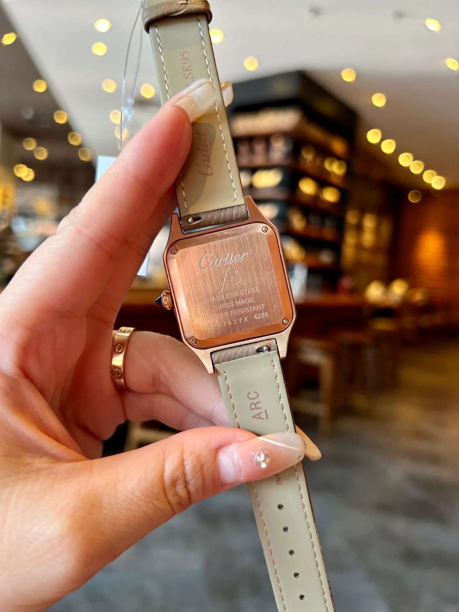 【High-end replica】💰1040! Santos-Dumont Cartier Santos ultra-thin Dumont series watch, intellectual ladies watch, 316L stainless steel case, blue spinel bead head, sunray pattern frosted effect, classic Roman numerals, mother-of-pearl dial, sword-shaped blue steel hands, sapphire crystal mirror, stainless steel strap