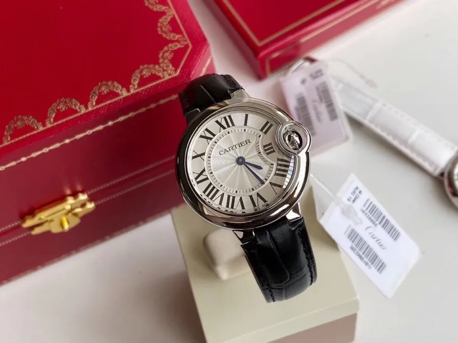 【Access Counter】💰2800! Ballon Bleu de Cartier Cartier blue balloon watch 33 mm watch, quartz movement. Stainless steel case, fluted crown, set with a cabochon synthetic spinel, silver-plated engraved sunray pattern lacquer dial, set with 11 brilliant-cut round diamonds, total weight 0.05 carats, sword-shaped blue steel hands, sapphire crystal mirror, 316L stainless steel bracelet. Waterproof depth 3 bar (approximately 30 meters) with full counter packaging!