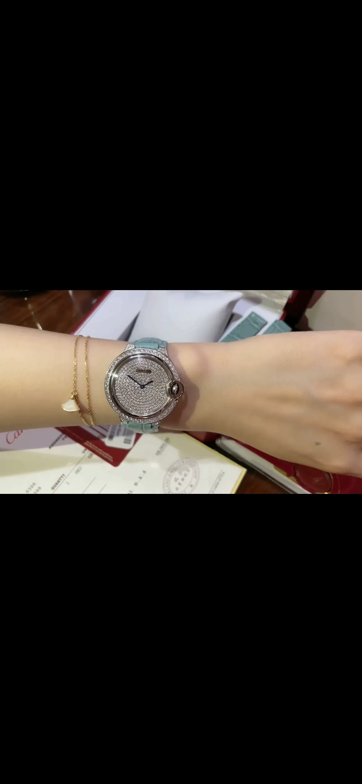 【Purchasing quality】💰1720! Actual shot of Cartier women's watch in spring and summer ice 🧊 new blue color, perfect healing color/very spring and summer color ✨ Bamboo pattern calfskin, not too small and fresh, the key is to be super high-end ❗️ with hand-inlaid diamond face, sun, moon and stars 🌃 The dial is super luxurious, the real thing is super beautiful 💋Swiss quartz, size 36mm, highly recommended to buy! Look for exclusive high quality.