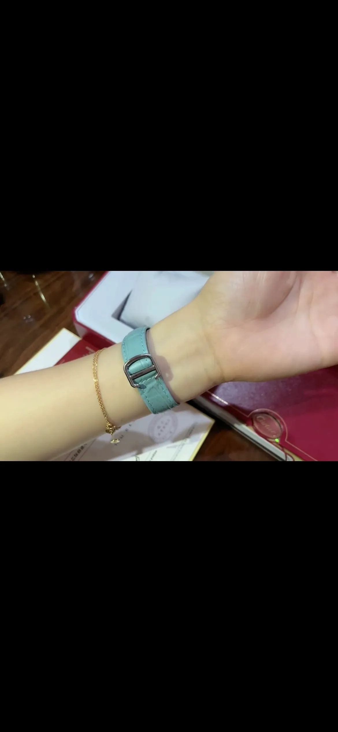 【Purchasing quality】💰1720! Actual shot of Cartier women's watch in spring and summer ice 🧊 new blue color, perfect healing color/very spring and summer color ✨ Bamboo pattern calfskin, not too small and fresh, the key is to be super high-end ❗️ with hand-inlaid diamond face, sun, moon and stars 🌃 The dial is super luxurious, the real thing is super beautiful 💋Swiss quartz, size 36mm, highly recommended to buy! Look for exclusive high quality.