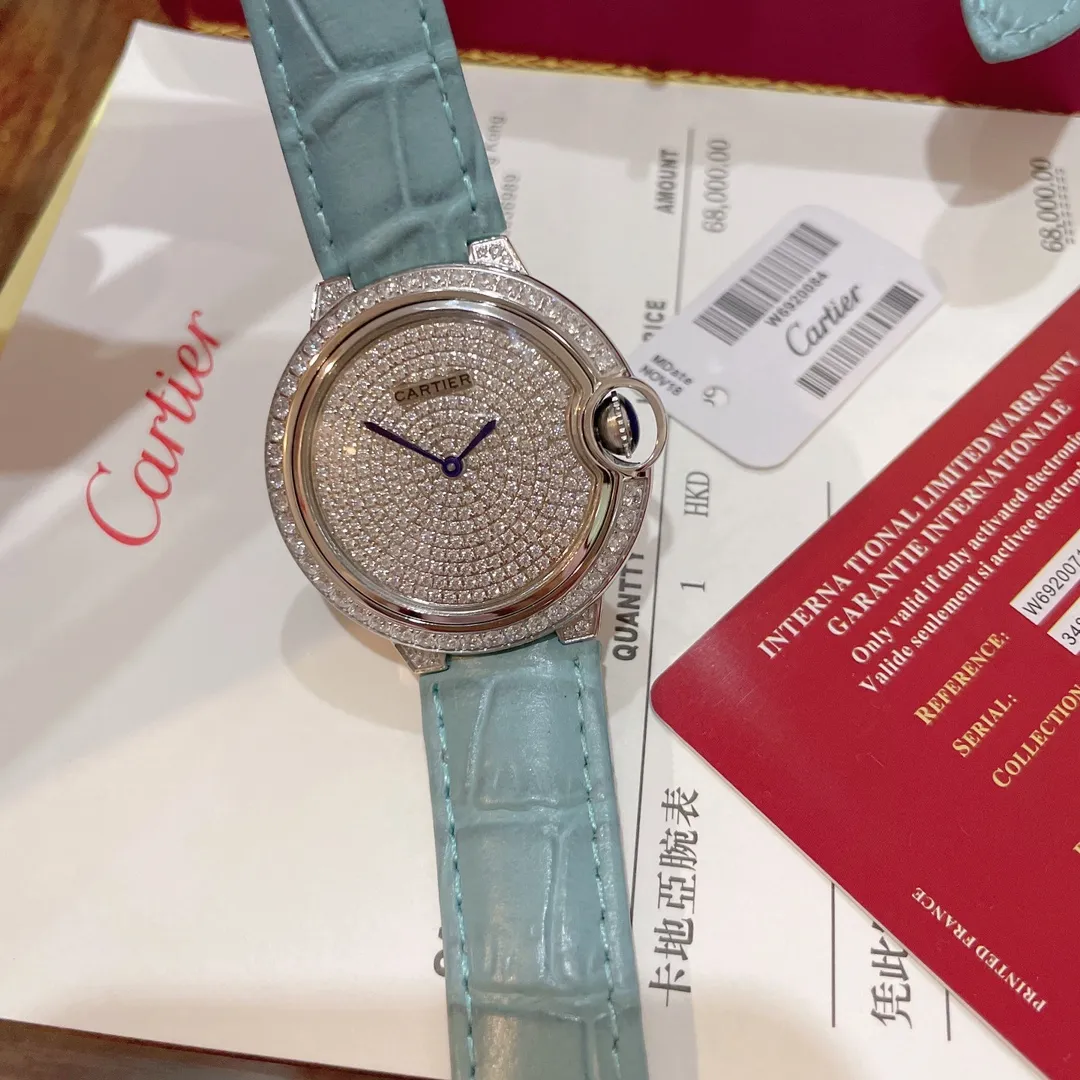 【Purchasing quality】💰1720! Actual shot of Cartier women's watch in spring and summer ice 🧊 new blue color, perfect healing color/very spring and summer color ✨ Bamboo pattern calfskin, not too small and fresh, the key is to be super high-end ❗️ with hand-inlaid diamond face, sun, moon and stars 🌃 The dial is super luxurious, the real thing is super beautiful 💋Swiss quartz, size 36mm, highly recommended to buy! Look for exclusive high quality.