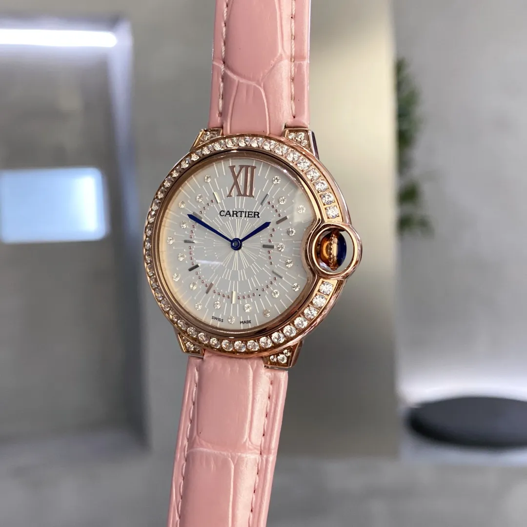 【High-end replica】💰1160! 2022 latest [CARTIER] Cartier Blue Balloon-Ballon Blue De Cartier series🔥hot-selling item, 316L stainless steel case, fancy hand-set diamonds, dial design is like shooting stars🌠scattered on the ground🎆, full of sparkle, imported quartz movement, color is super white, and the beauty and temperament flash by waving your hands🌌Original folding clasp, size: 36mm