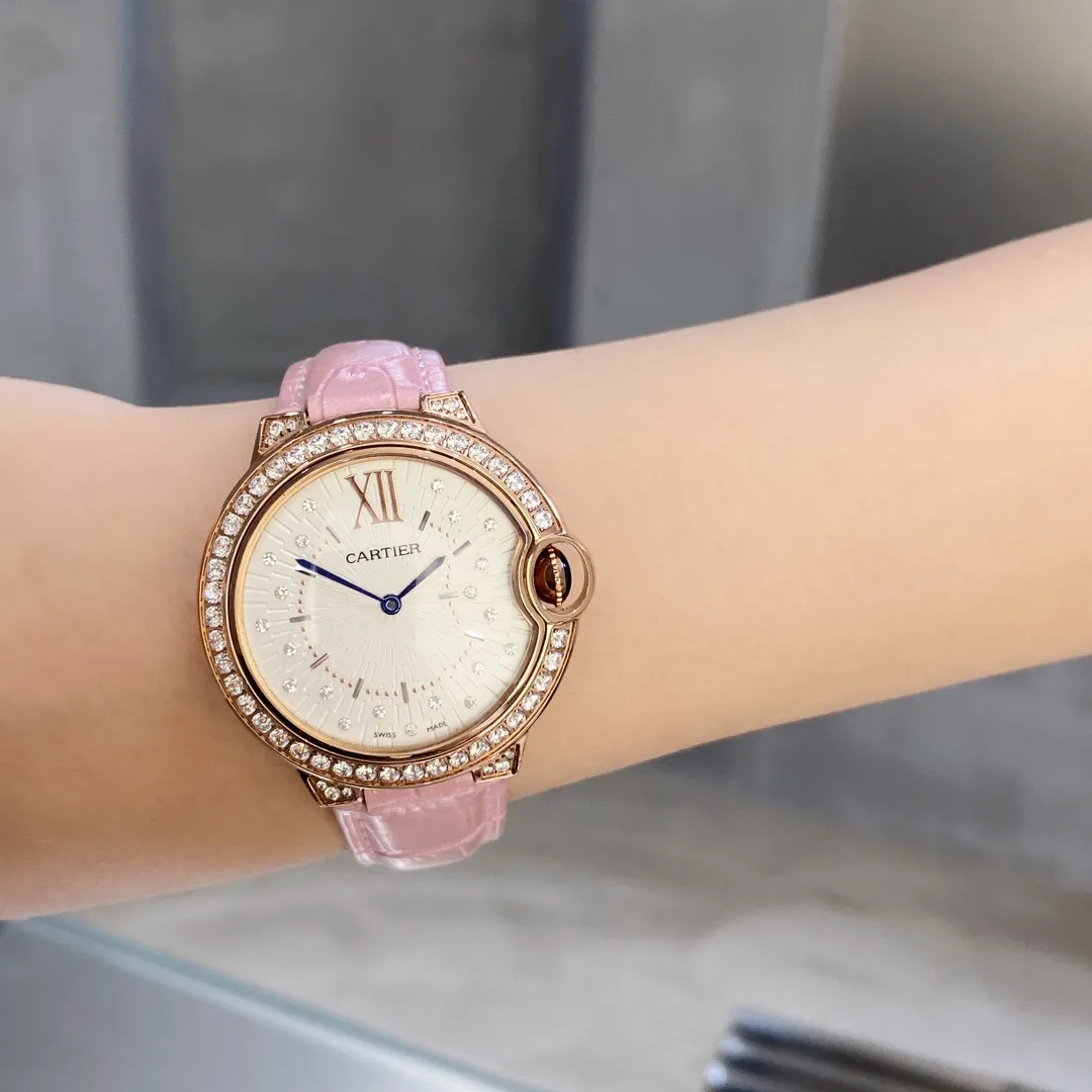 【High-end replica】💰1160! 2022 latest [CARTIER] Cartier Blue Balloon-Ballon Blue De Cartier series🔥hot-selling item, 316L stainless steel case, fancy hand-set diamonds, dial design is like shooting stars🌠scattered on the ground🎆, full of sparkle, imported quartz movement, color is super white, and the beauty and temperament flash by waving your hands🌌Original folding clasp, size: 36mm