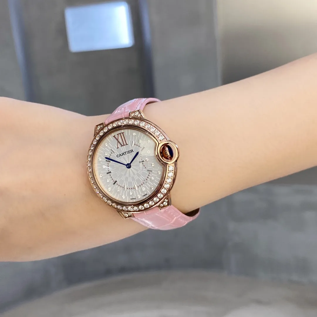 【High-end replica】💰1160! 2022 latest [CARTIER] Cartier Blue Balloon-Ballon Blue De Cartier series🔥hot-selling item, 316L stainless steel case, fancy hand-set diamonds, dial design is like shooting stars🌠scattered on the ground🎆, full of sparkle, imported quartz movement, color is super white, and the beauty and temperament flash by waving your hands🌌Original folding clasp, size: 36mm