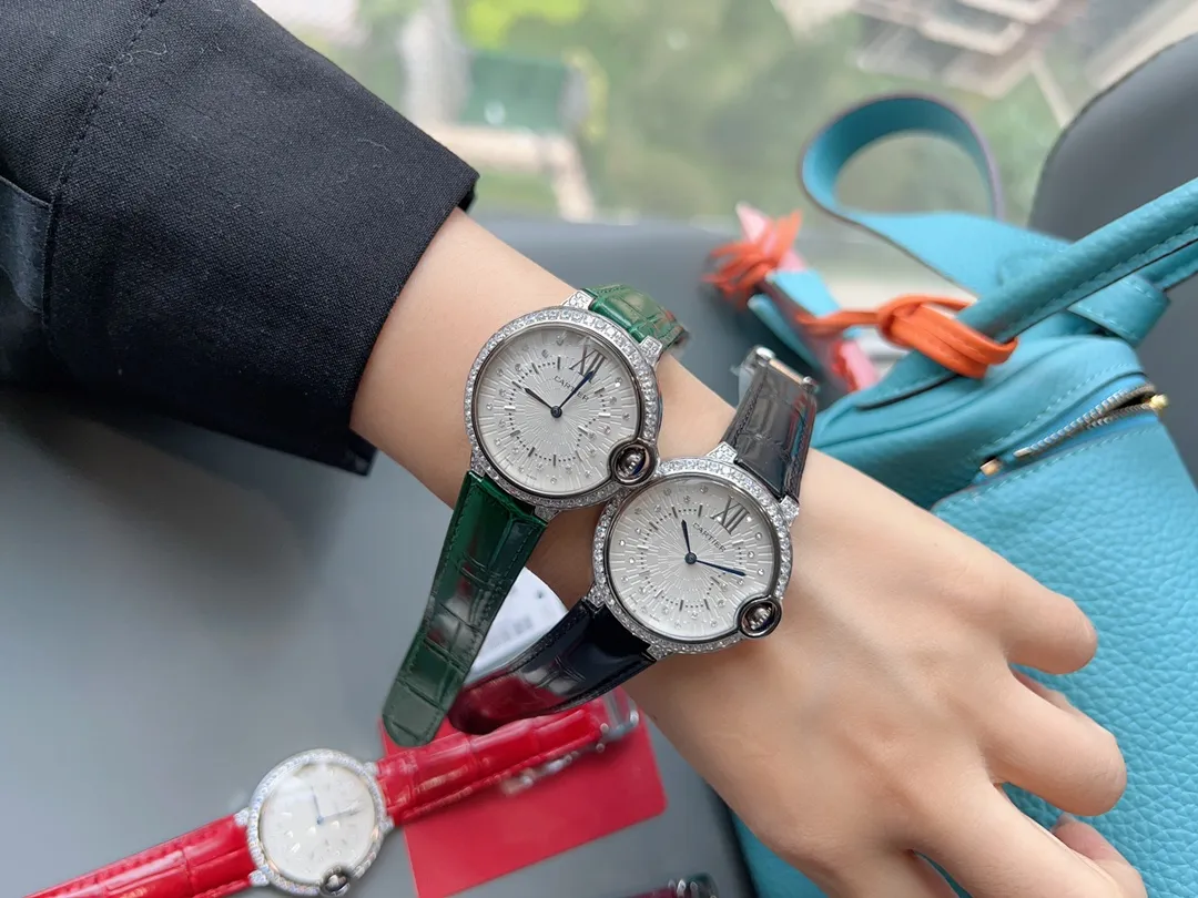 [High-end replica] 💰960 yuan each! The new Cartier Blue Balloon ✔️The most popular color, a perfect healing color/very elegant color, the pebbled leather has just the right saturation, the delicate sheepskin is super soft and comfortable to wear. The key is the super white color❗️ Cartier Blue Balloon is inlaid with diamonds💎Gold is luxurious and noble. The real thing is super beautiful💋Swiss quartz size 36mm. Highly recommended to buy [Wow]