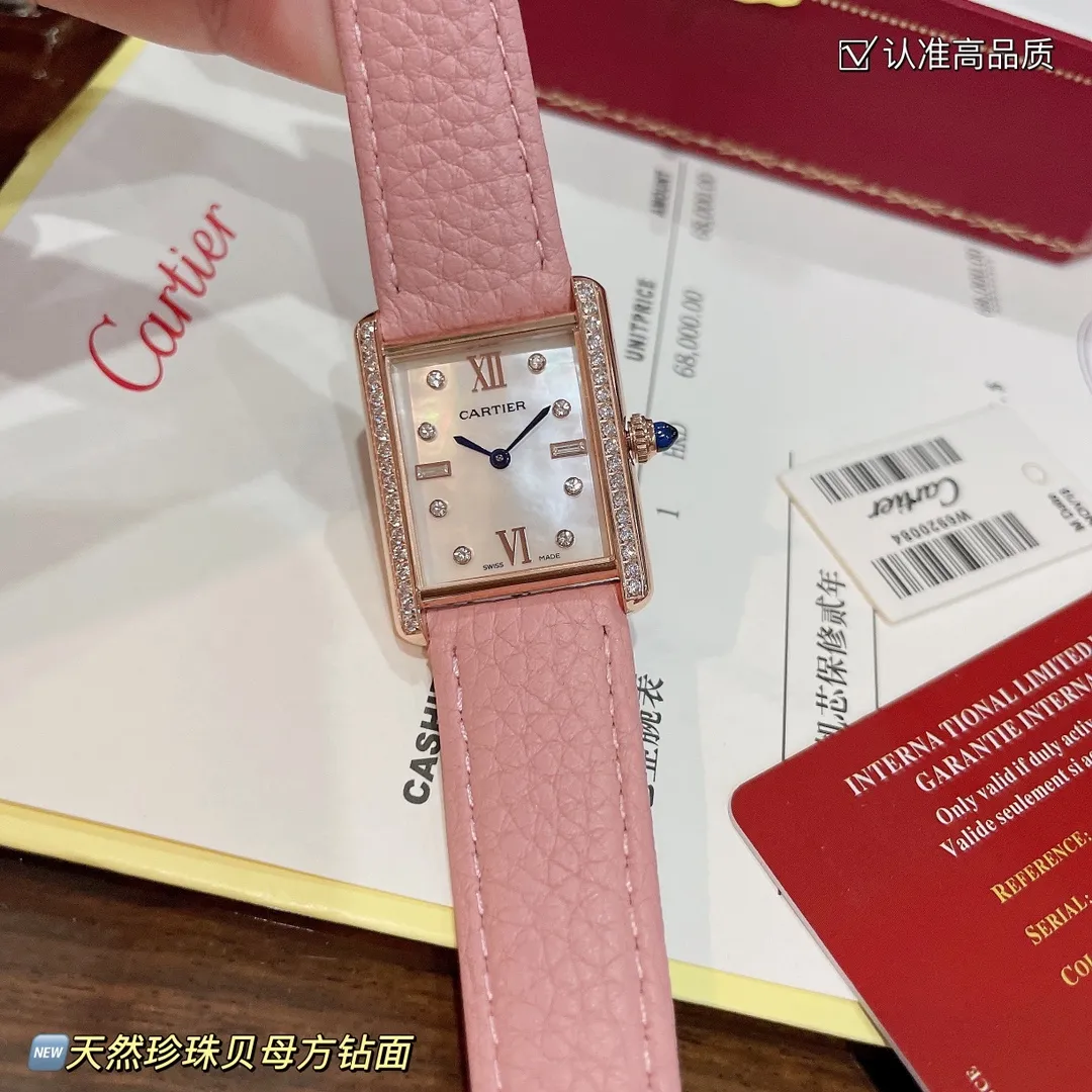 【High-end replica】💰1300! The new design of the Cartier Tank Solo square watch defeats the tradition and reaches a new height of beauty. 💋 Those who like square watches 🤗 can choose this Cartier tank. It is very cost-effective. Swiss quartz movement ✔Versatile size 25.5x33.7mm. The dial is made of high-grade mother-of-pearl. The dial is elegant and refined. Look for high quality!