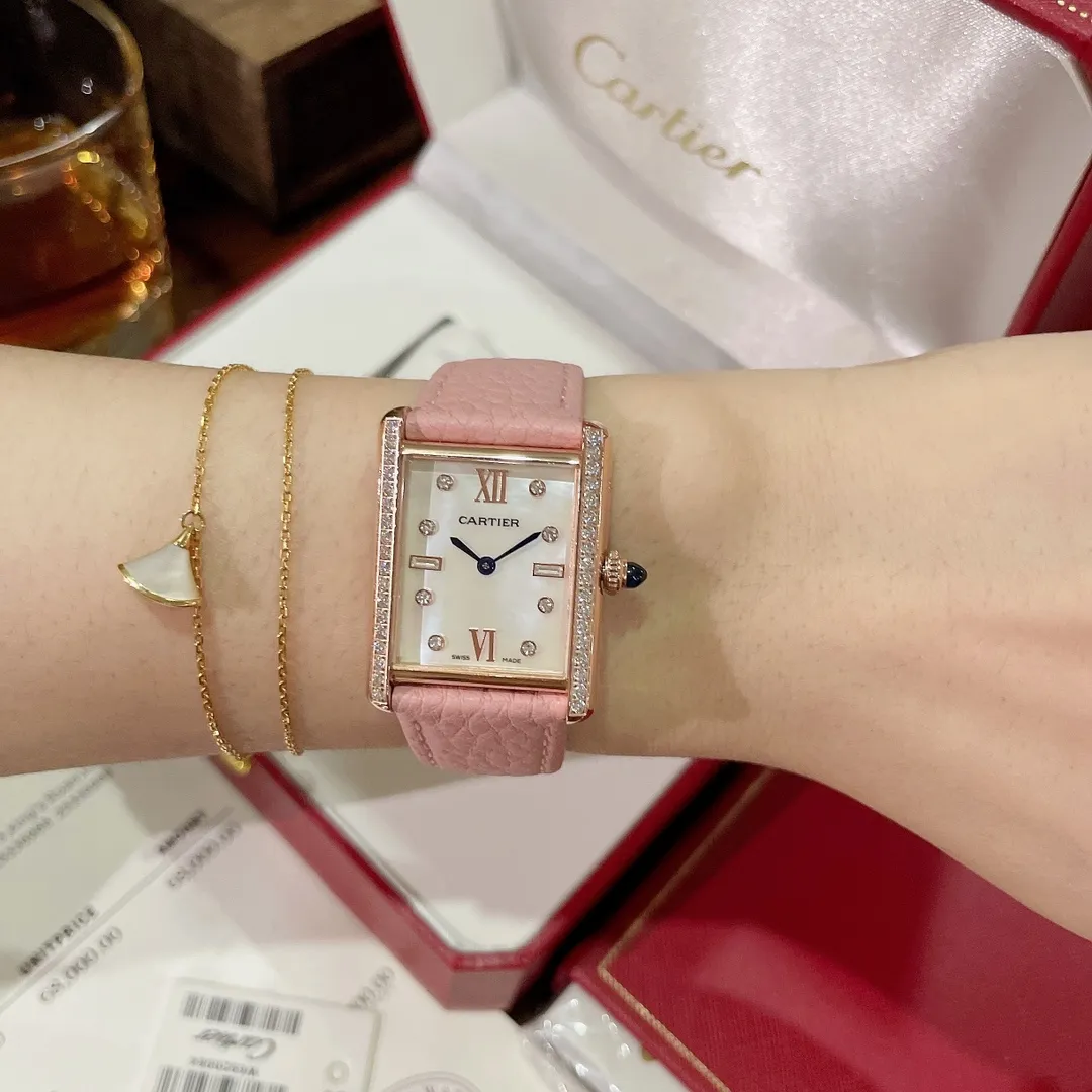【High-end replica】💰1300! The new design of the Cartier Tank Solo square watch defeats the tradition and reaches a new height of beauty. 💋 Those who like square watches 🤗 can choose this Cartier tank. It is very cost-effective. Swiss quartz movement ✔Versatile size 25.5x33.7mm. The dial is made of high-grade mother-of-pearl. The dial is elegant and refined. Look for high quality!